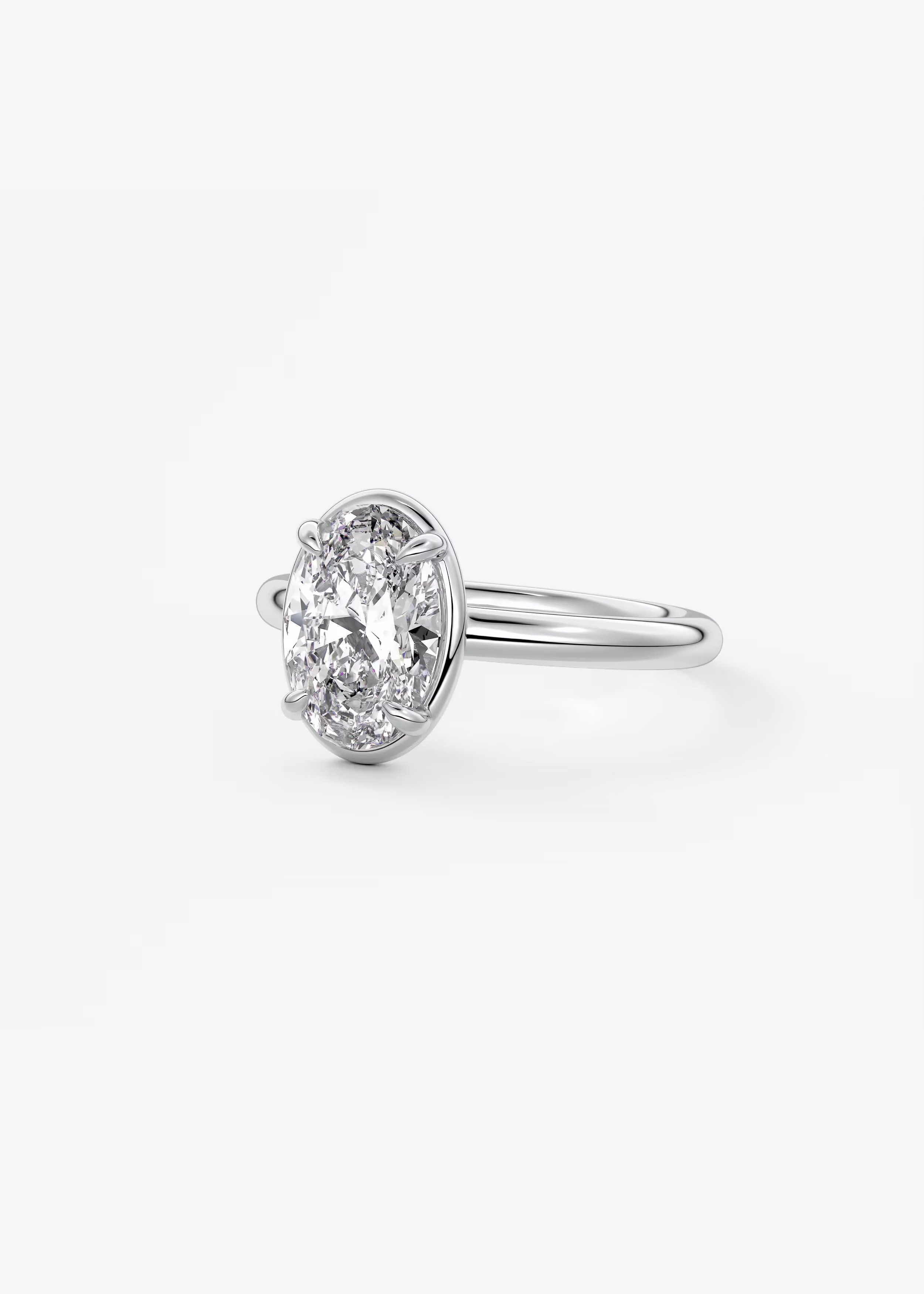 Ein weißgoldener Verlobungsring mit einem großen ovalen Diamanten auf einem weißen Hintergrund.