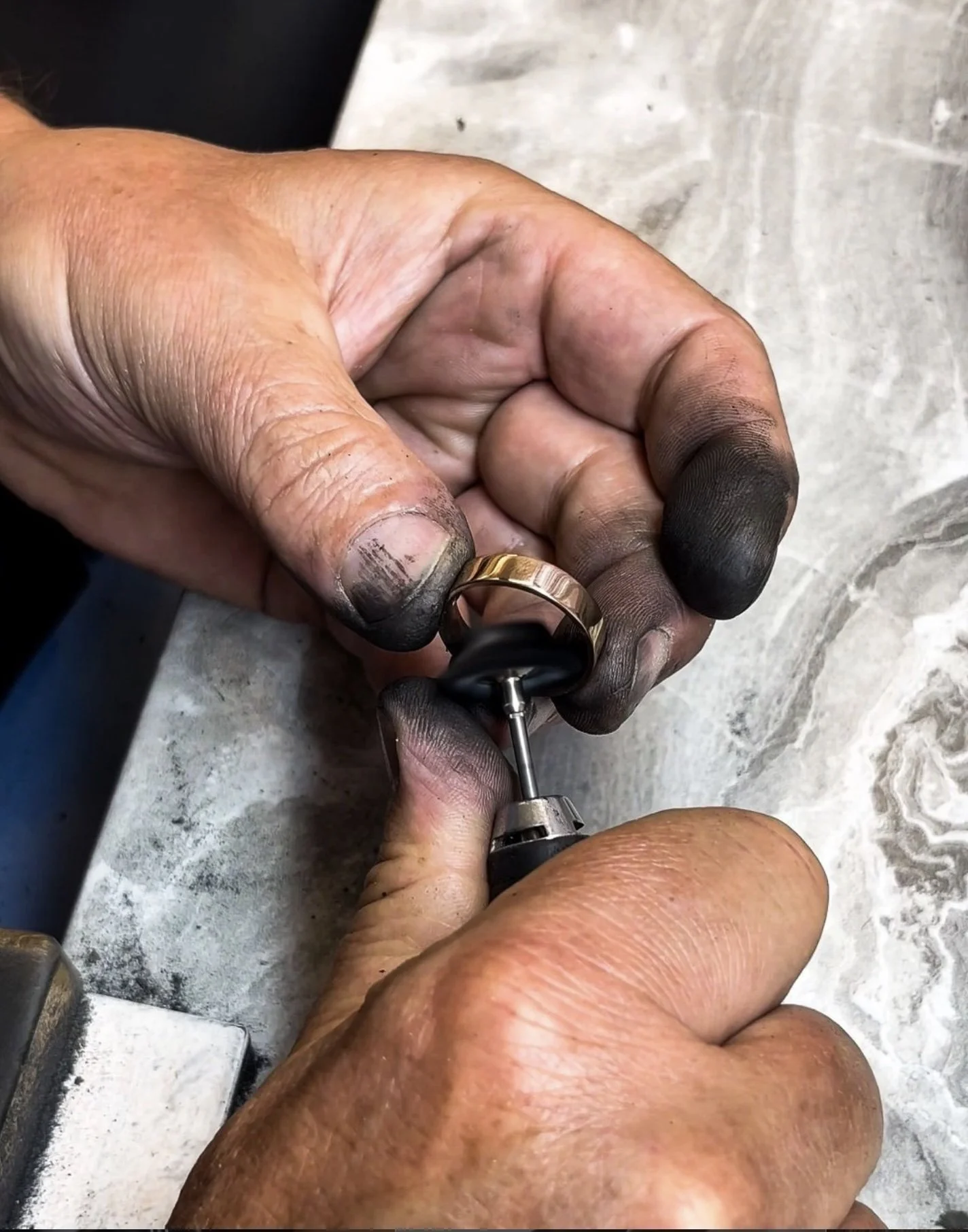 Handarbeit an einem Ring in der Werkstatt – Atelier Nowak