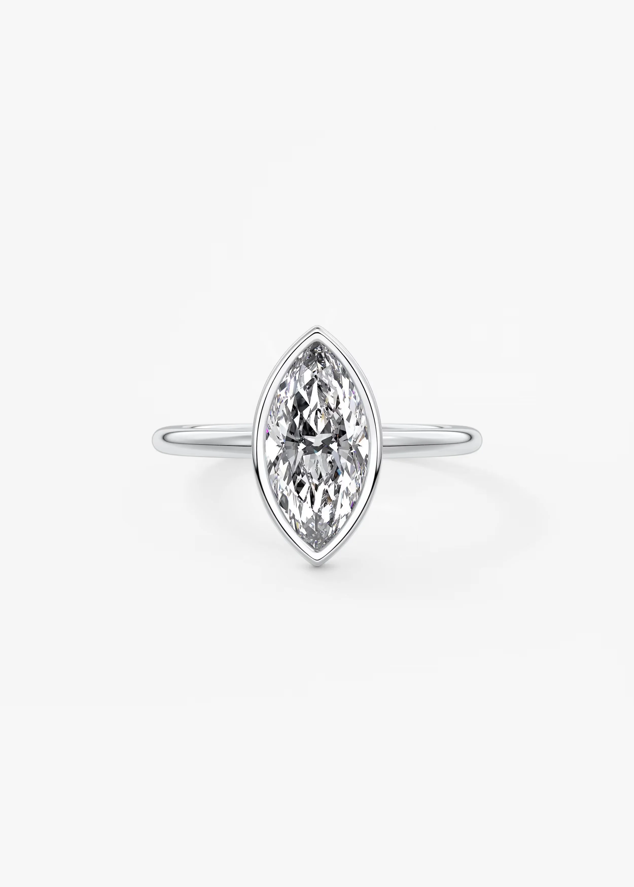 Ein Verlobungsring mit einem großen ovalen Diamanten in einem goldenen Ring.