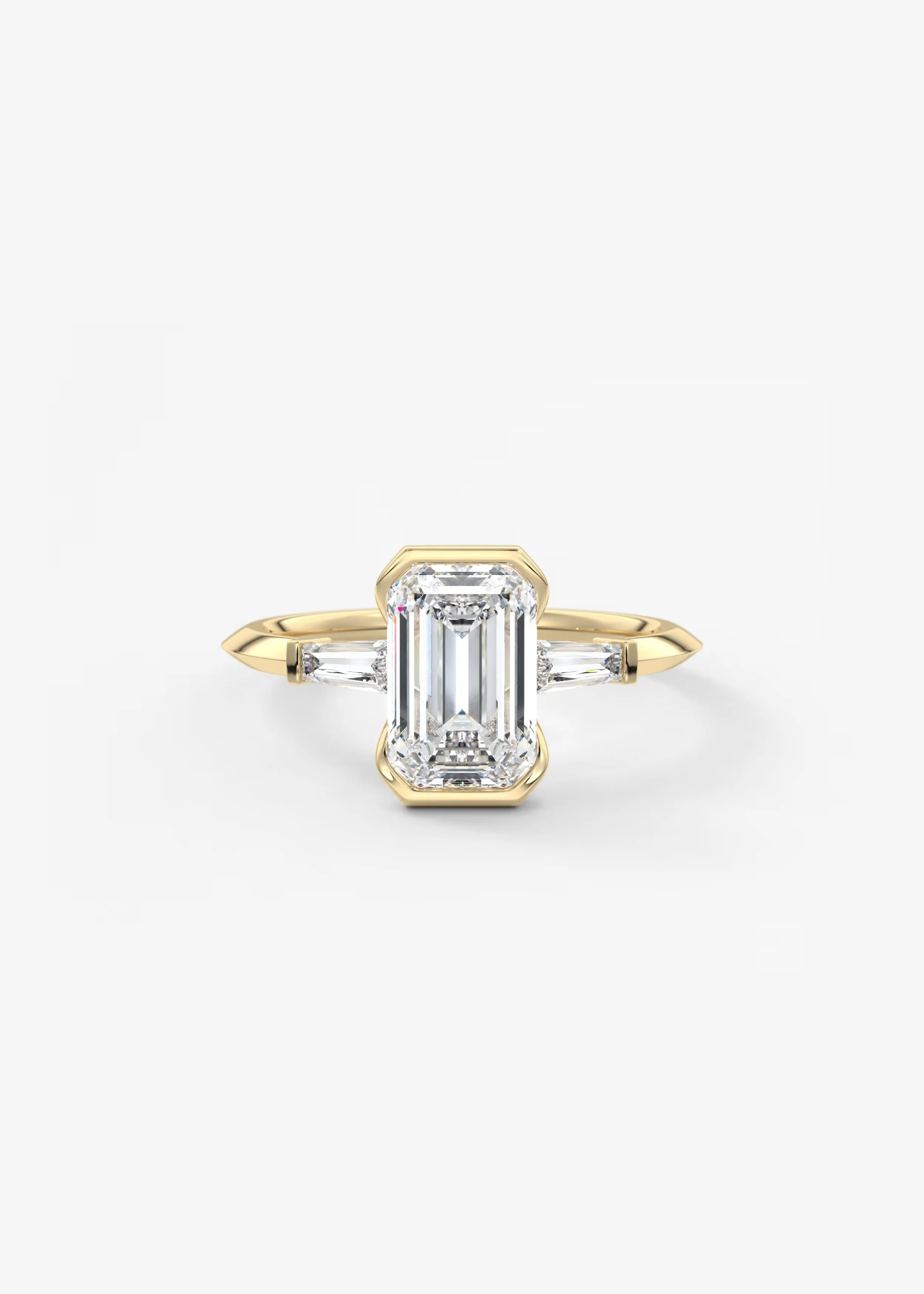 Ein eleganter Verlobungsring mit einem großen, rechteckigen Diamanten in Goldfassung, umgeben von kleineren Diamanten, auf einem weißen Hintergrund.