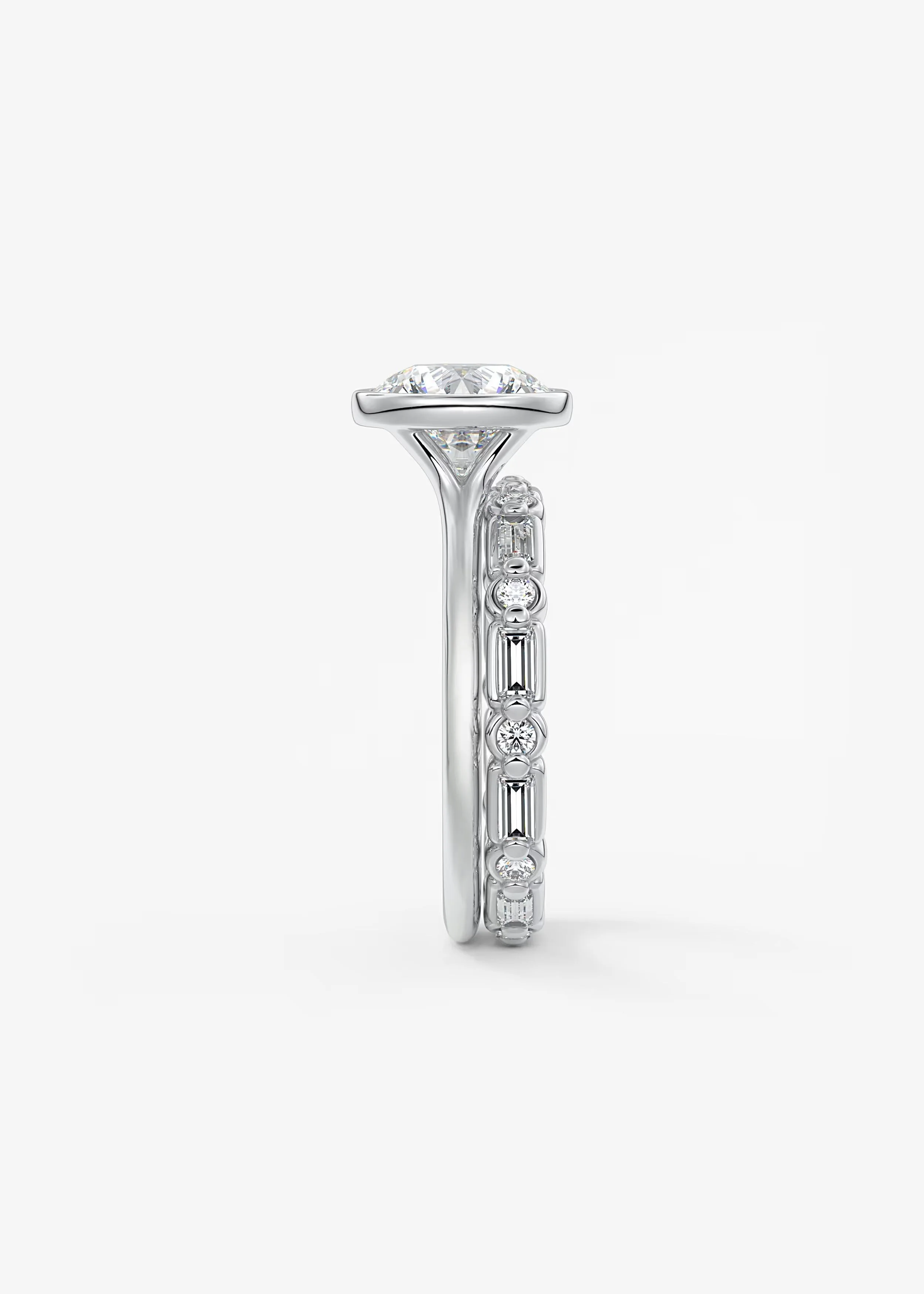 Zwei elegante Verlobungsringe mit Diamanten gegen weißen Hintergrund