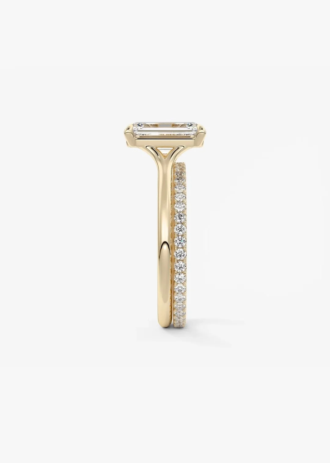 Goldene Ring mit Diamanten, seitlich verzierte Schiene, auf weißem Hintergrund.