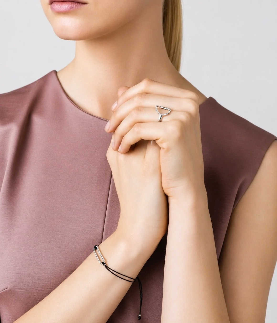 Nahaufnahme einer Frauenhand, die einen weißgoldenen Ring mit Brillanten trägt.