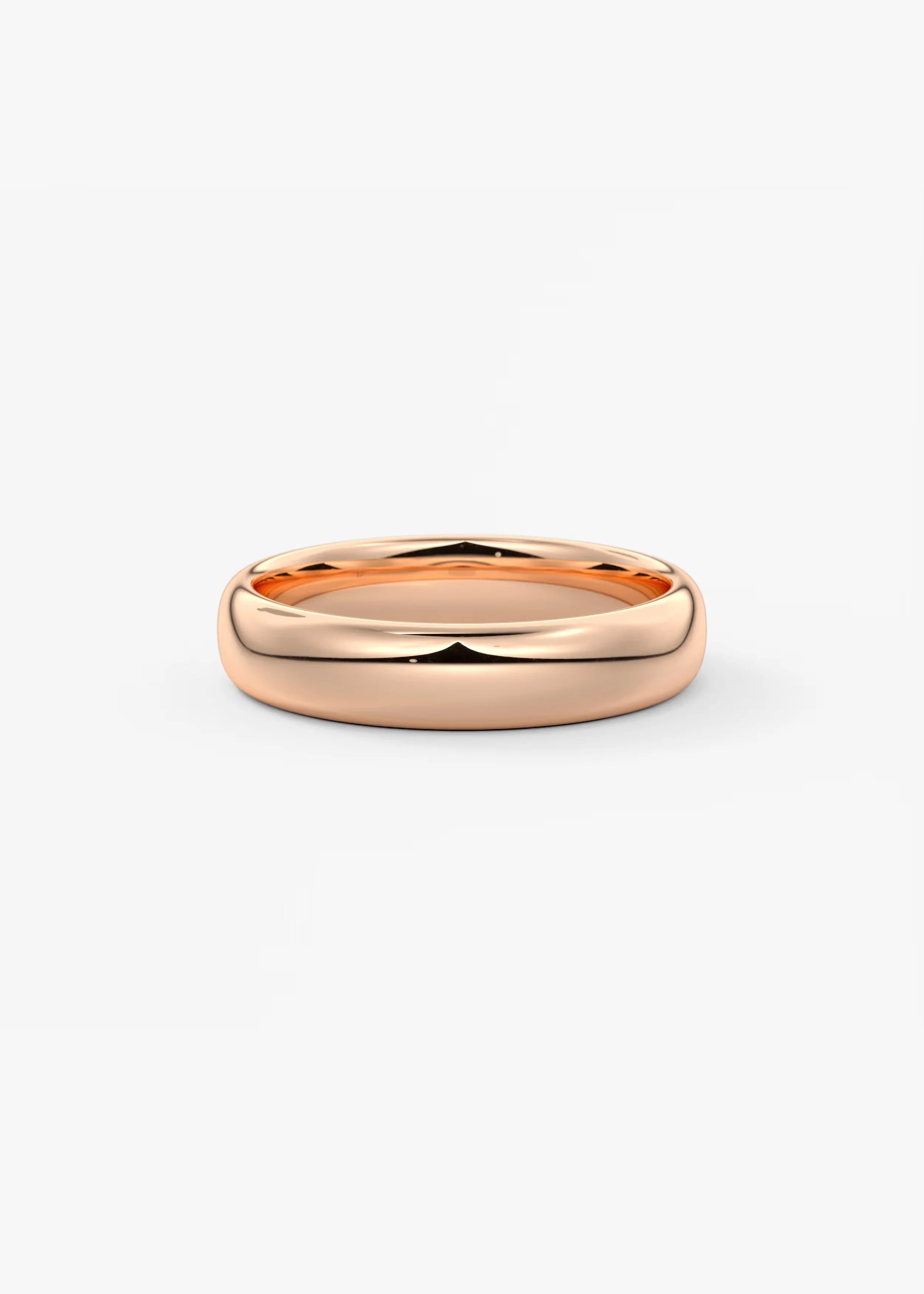 Ein goldener Ring mit schlichter, eleganter Gestaltung auf weißem Hintergrund.