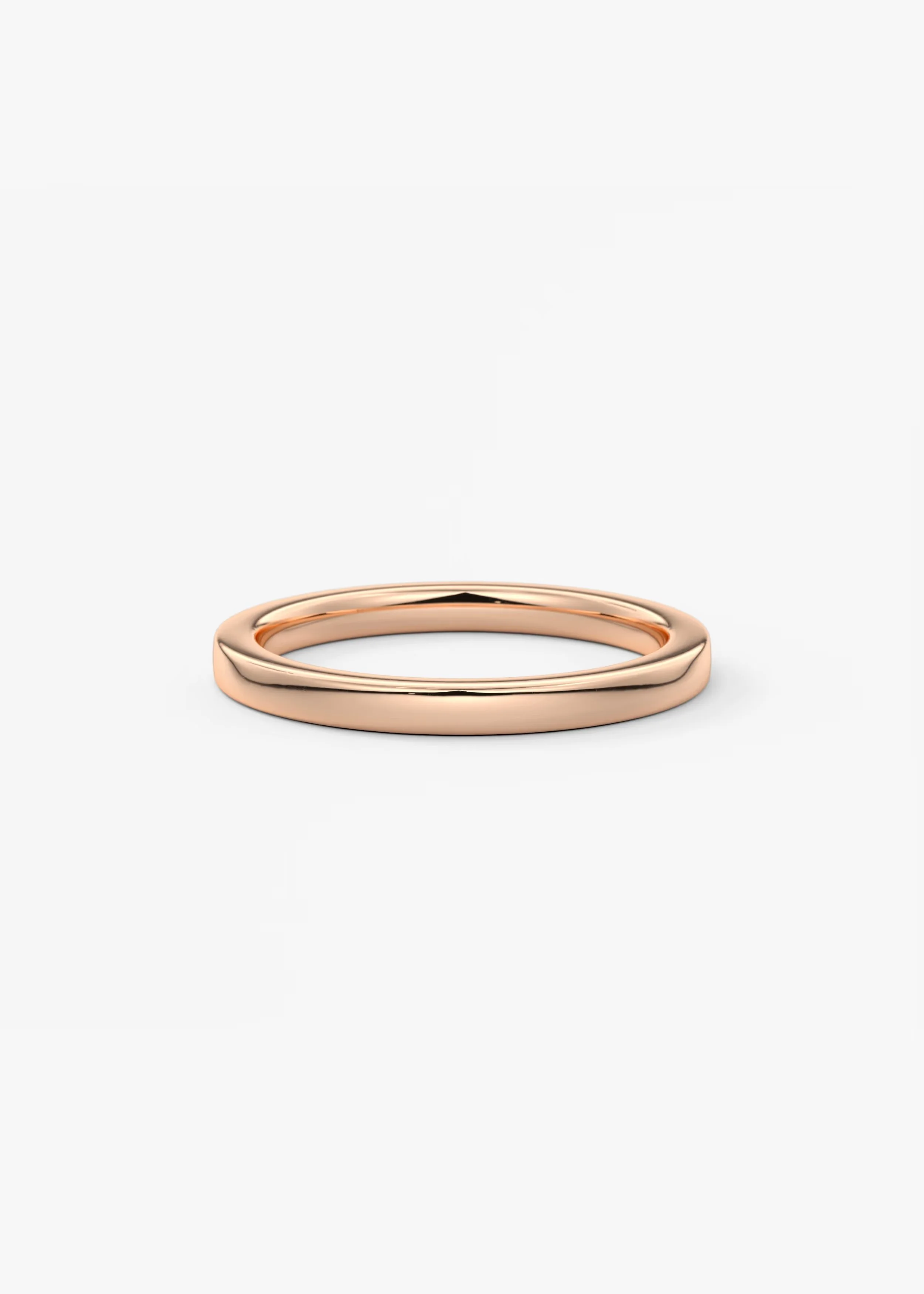 Ein schmaler, goldener Ringschmuck auf weißem Hintergrund.