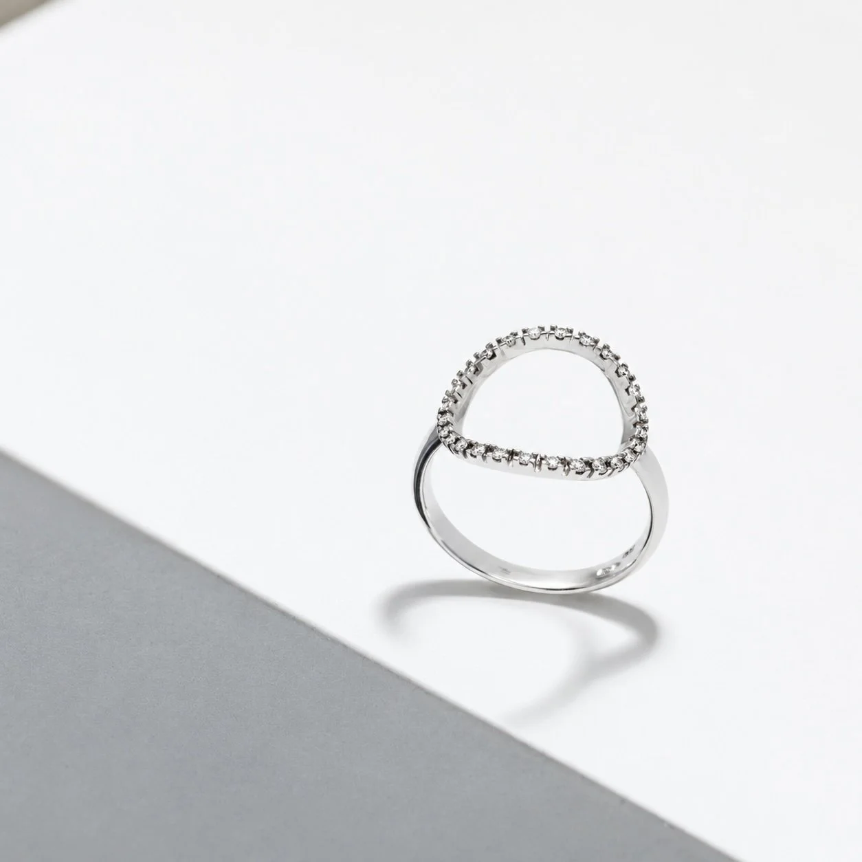 Platinring mit Diamanten auf weißem Hintergrund
