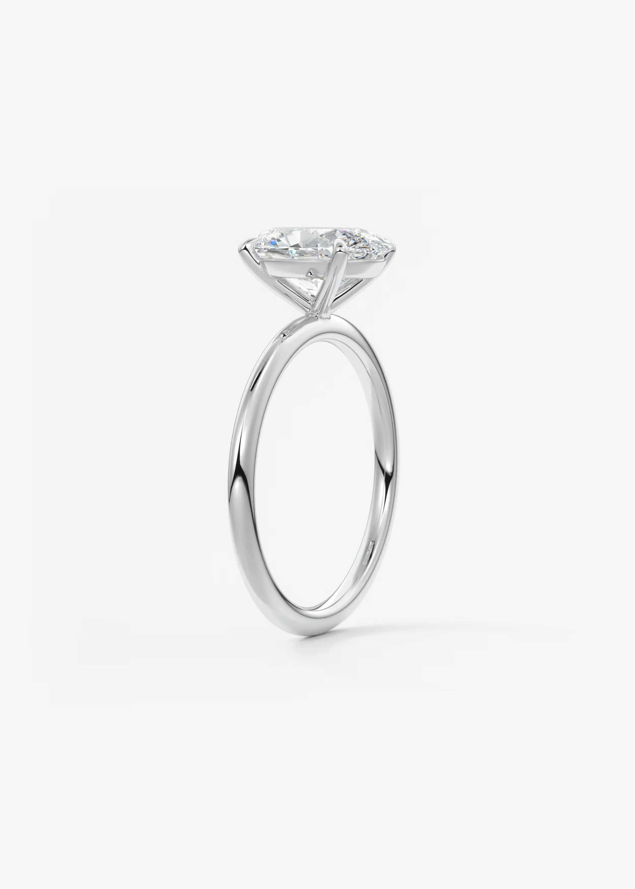 Ein dünner Silberring mit einem großen, rund geschliffenen Diamanten im Solitaire-Stil.