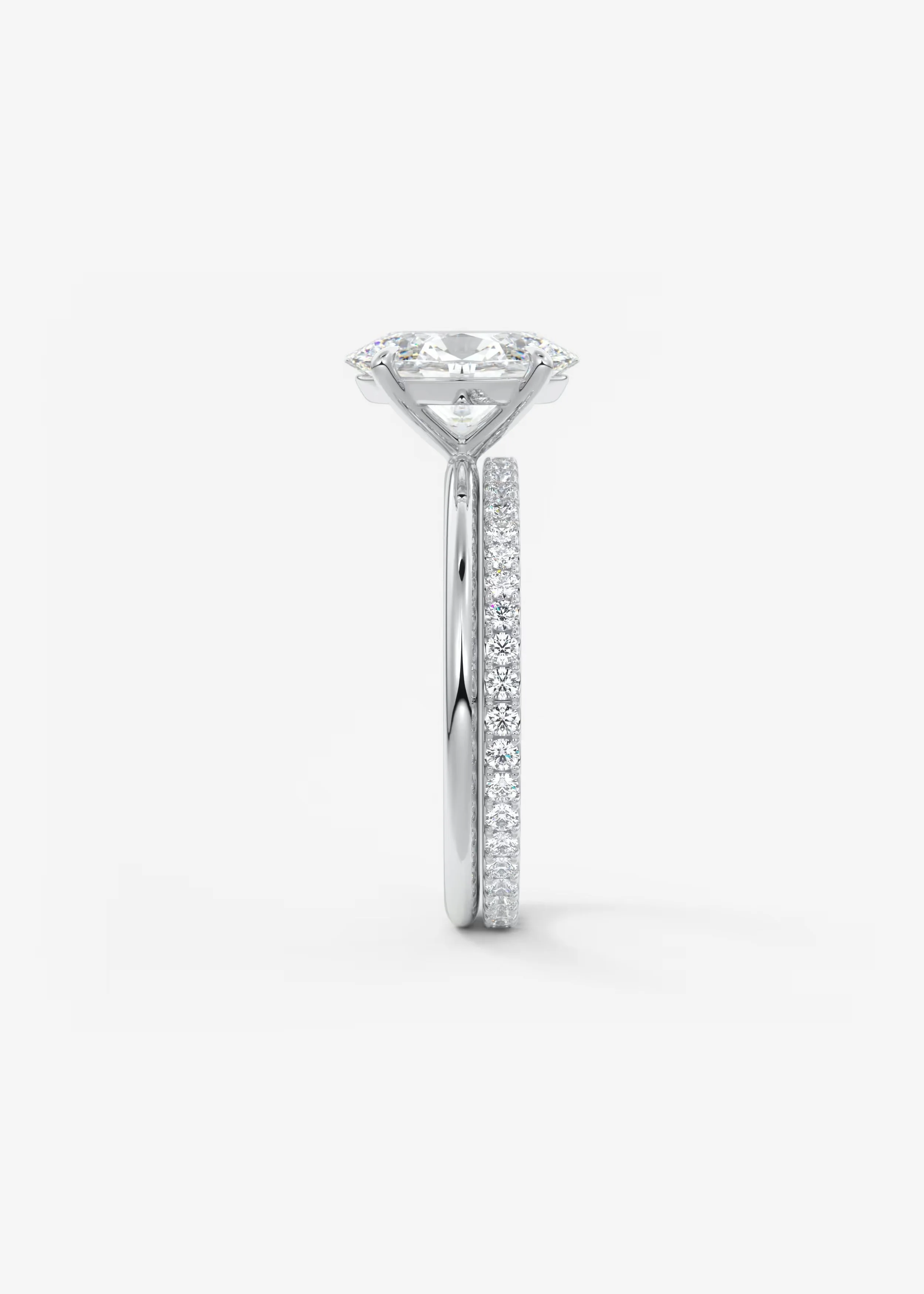 zwei elegante Ringe, ein Solitaire mit großem Diamanten und ein dünner verziert mit kleinen Diamanten