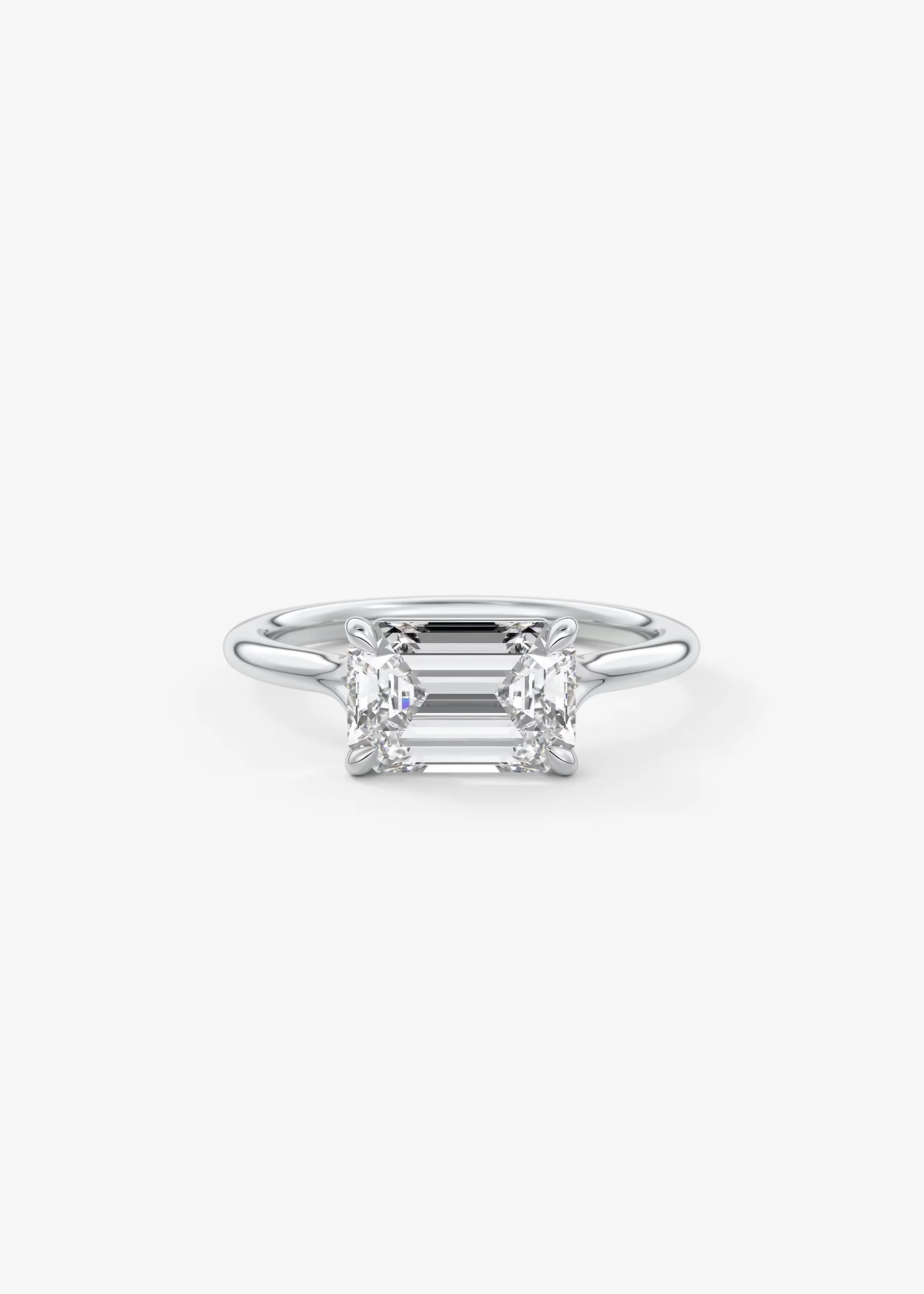 Ein eleganter Ring mit einem großen, hänfelförmigen Diamanten in einer edlen Fassung auf einem weißen Hintergrund.