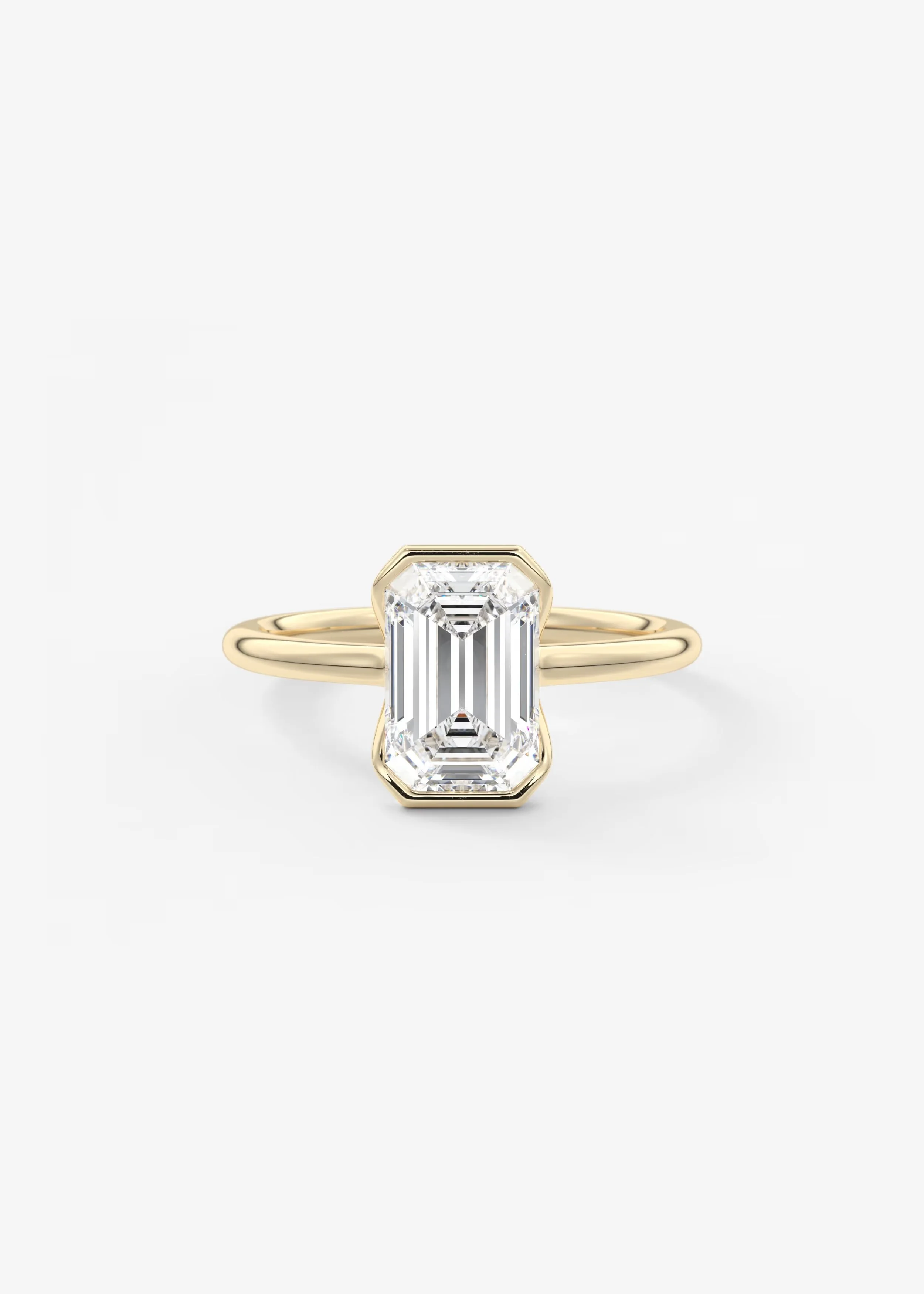 Ring mit einem großen, rechteckigen, klaren Diamanten in einer goldenen Fassung