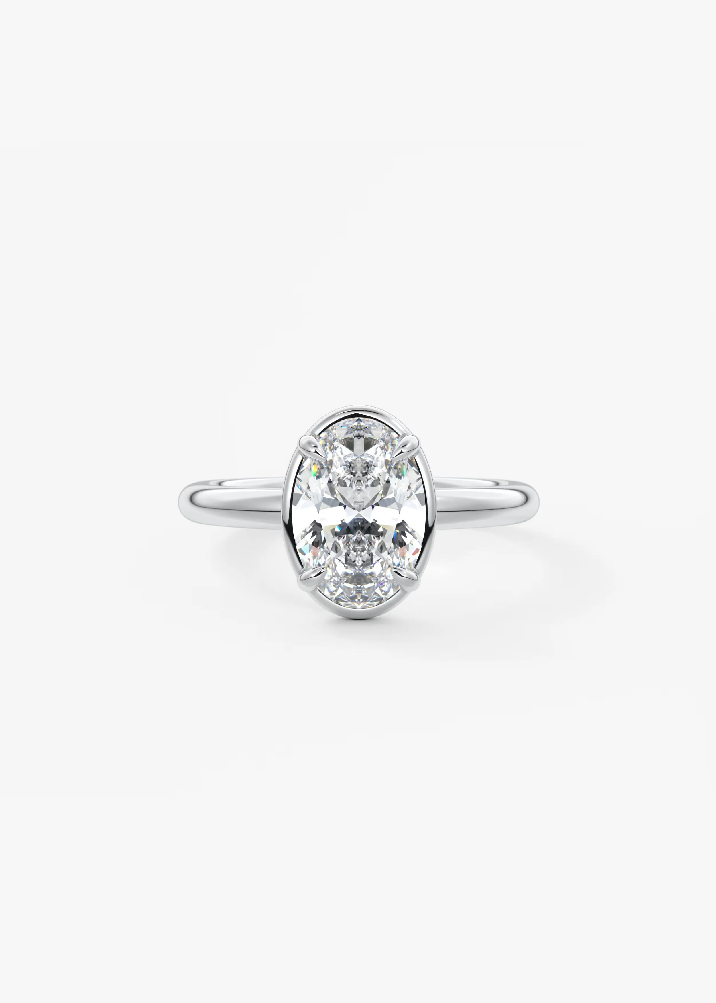 Ein eleganter Verlobungsring mit einem großen ovalen Diamanten in einer Solitär-Fassung auf weißem Hintergrund.