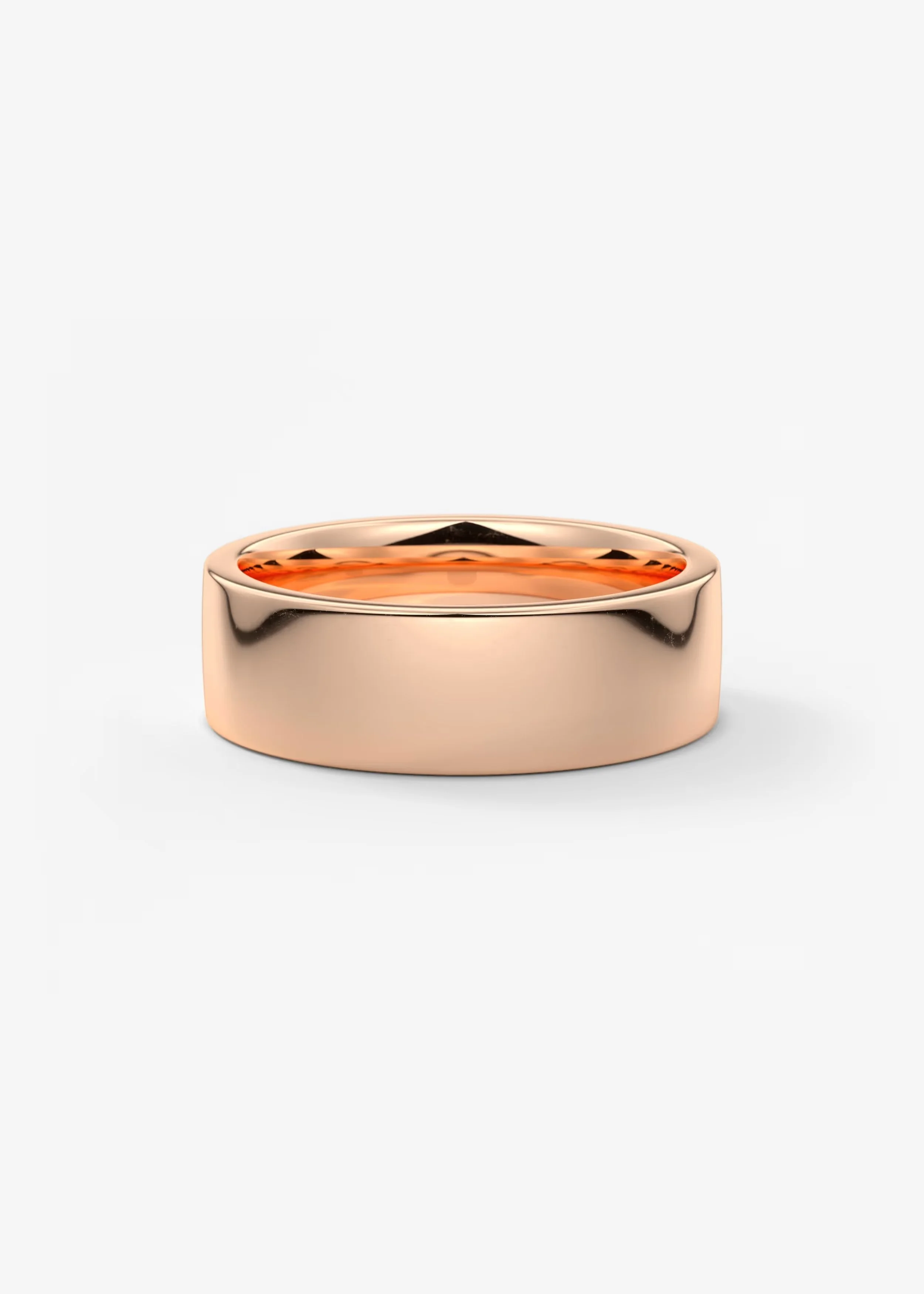 Ein goldener Ring mit einer glatten, glänzenden Oberfläche, vor einem weißen Hintergrund.