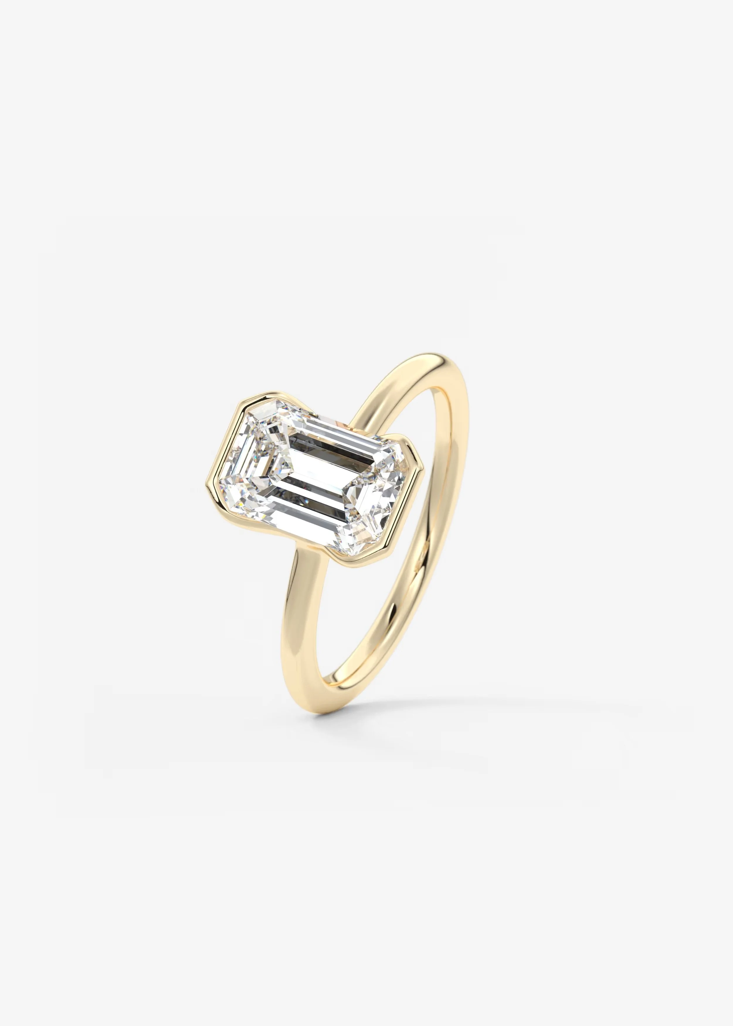 Goldring mit einem großen, rechteckigen, facettierten Labor-Diamanten