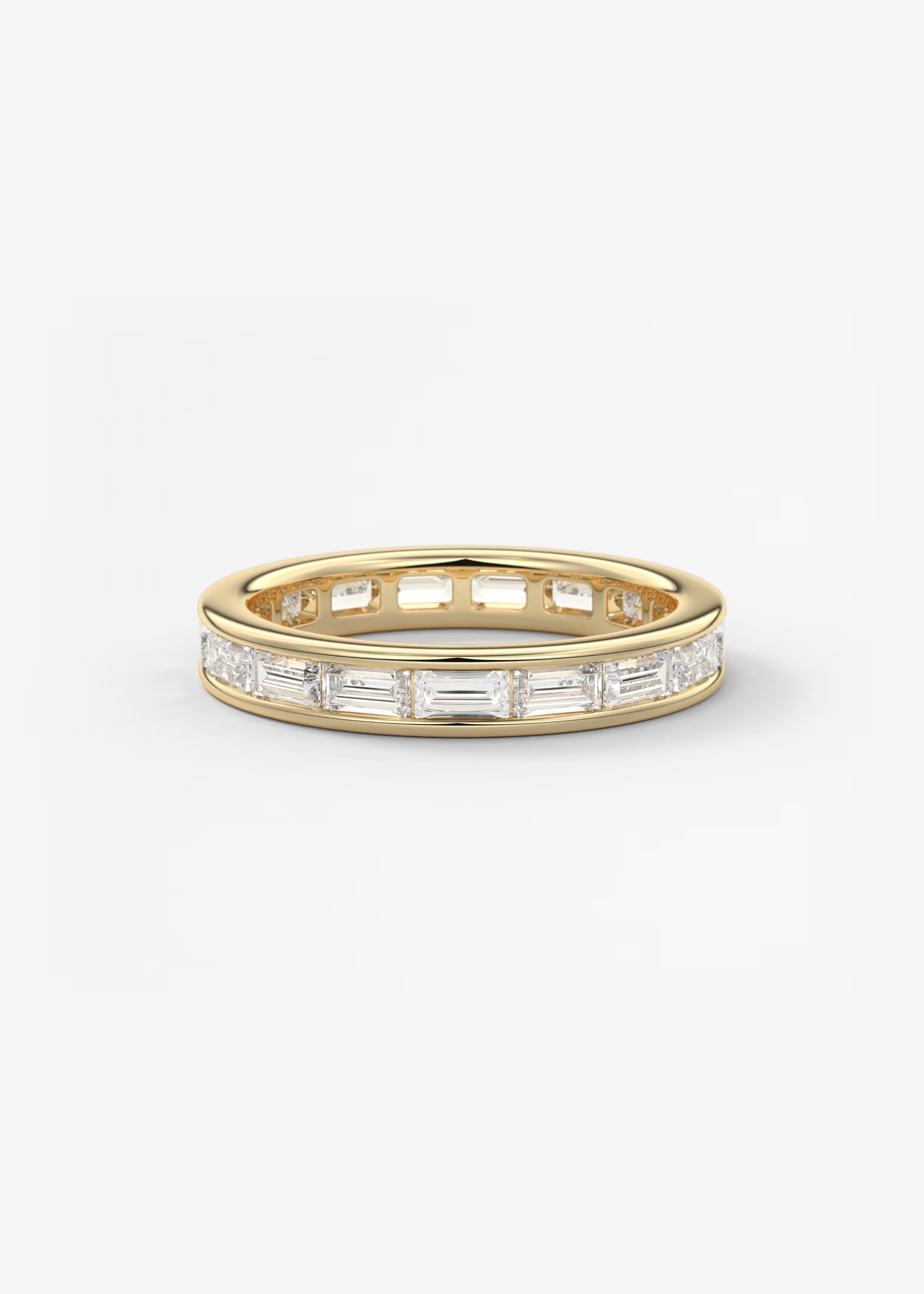 Goldener Ring mit rechteckigen und quadratischen Diamanten gegen weißen Hintergrund.