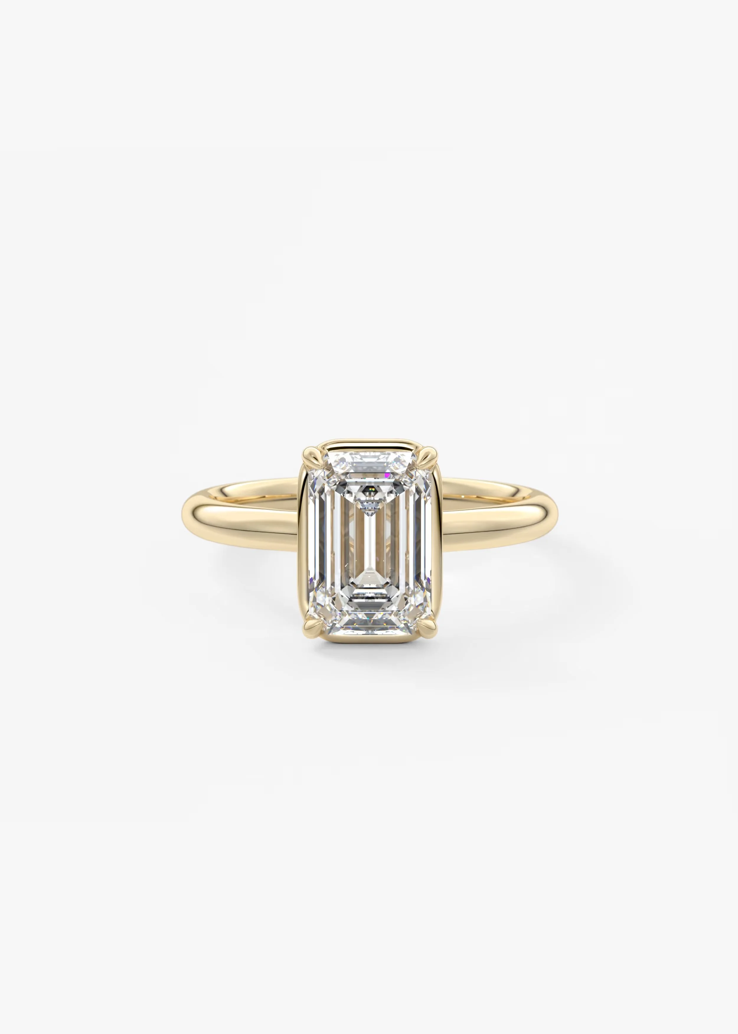 Ein goldener Verlobungsring mit einem großen, rechteckigen Diamanten. Der Ring hat ein schlichtes, elegantes Design.