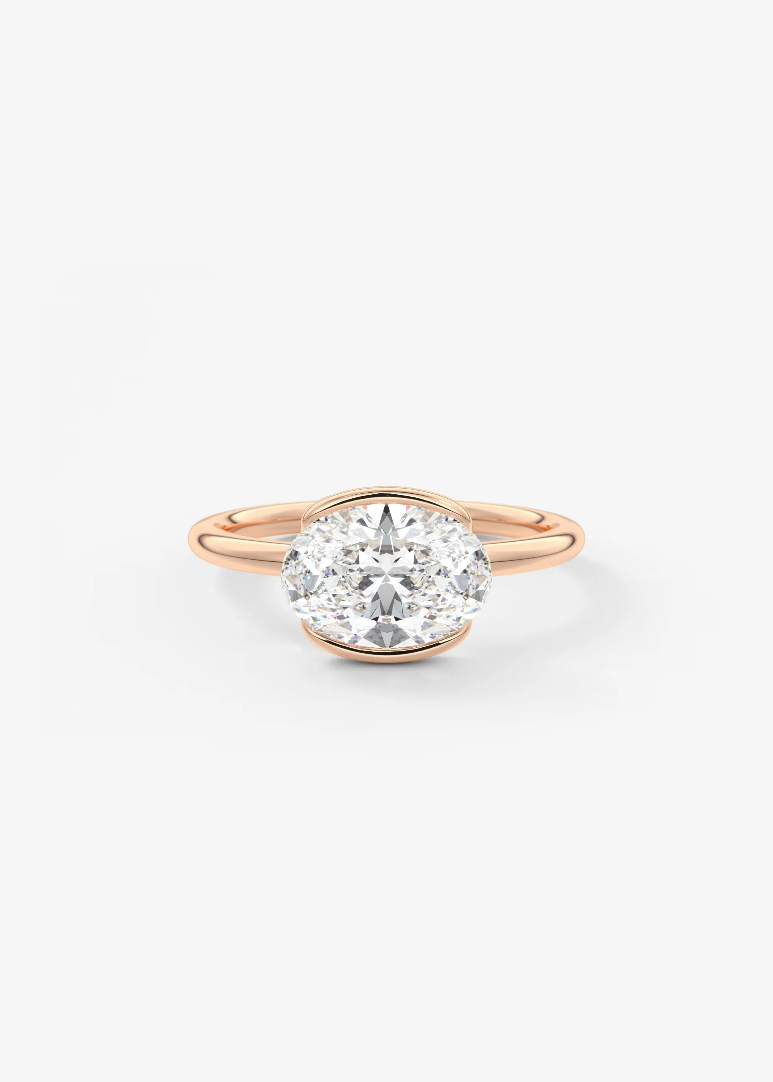 Ring mit einem großen, runden, brillanten Diamant in einer Roségoldfassung auf weißem Hintergrund.