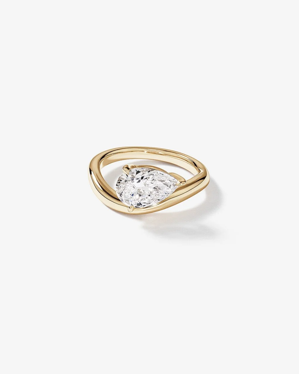 Goldring mit einem großen, tropfenförmigen Diamanten