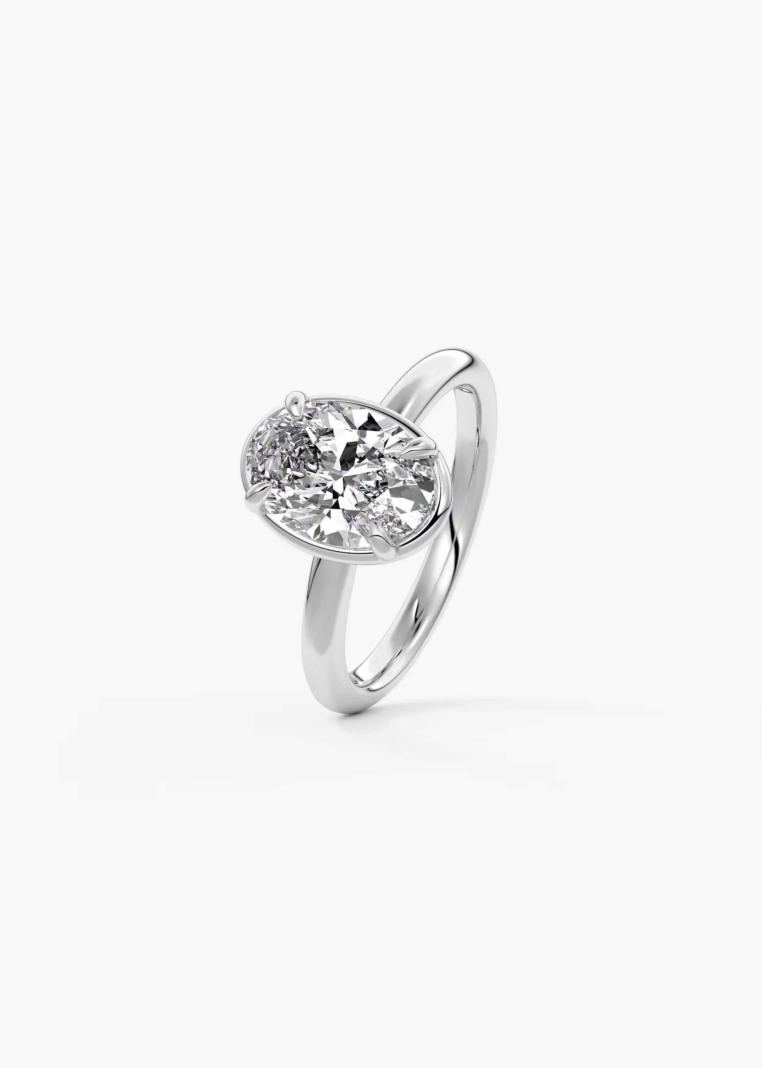 Verlobungsring mit großem runden Brillantschliff Diamanten auf weißem Hintergrund.