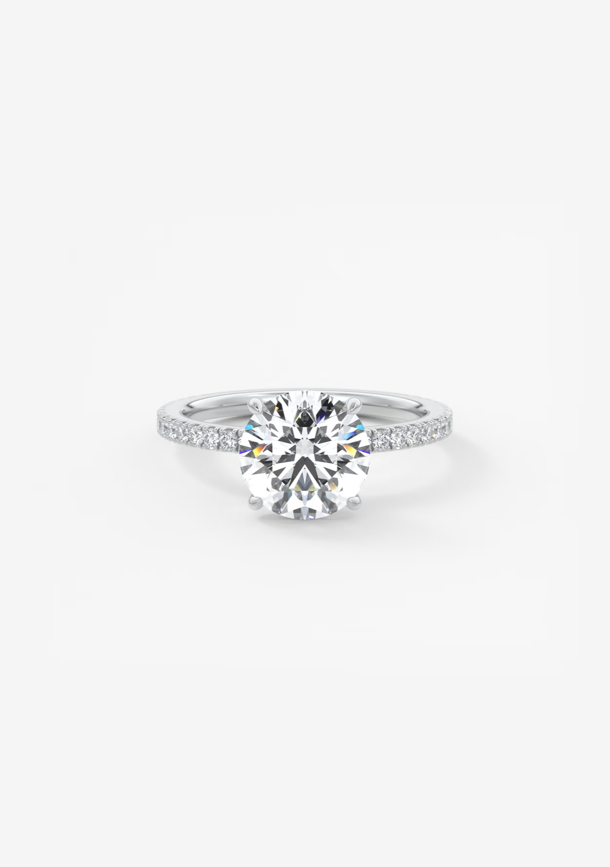 Ein Diamantsolitärring mit einem großen runden Diamanten in einer Fassung, umgeben von kleineren Diamanten, auf weißem Hintergrund.