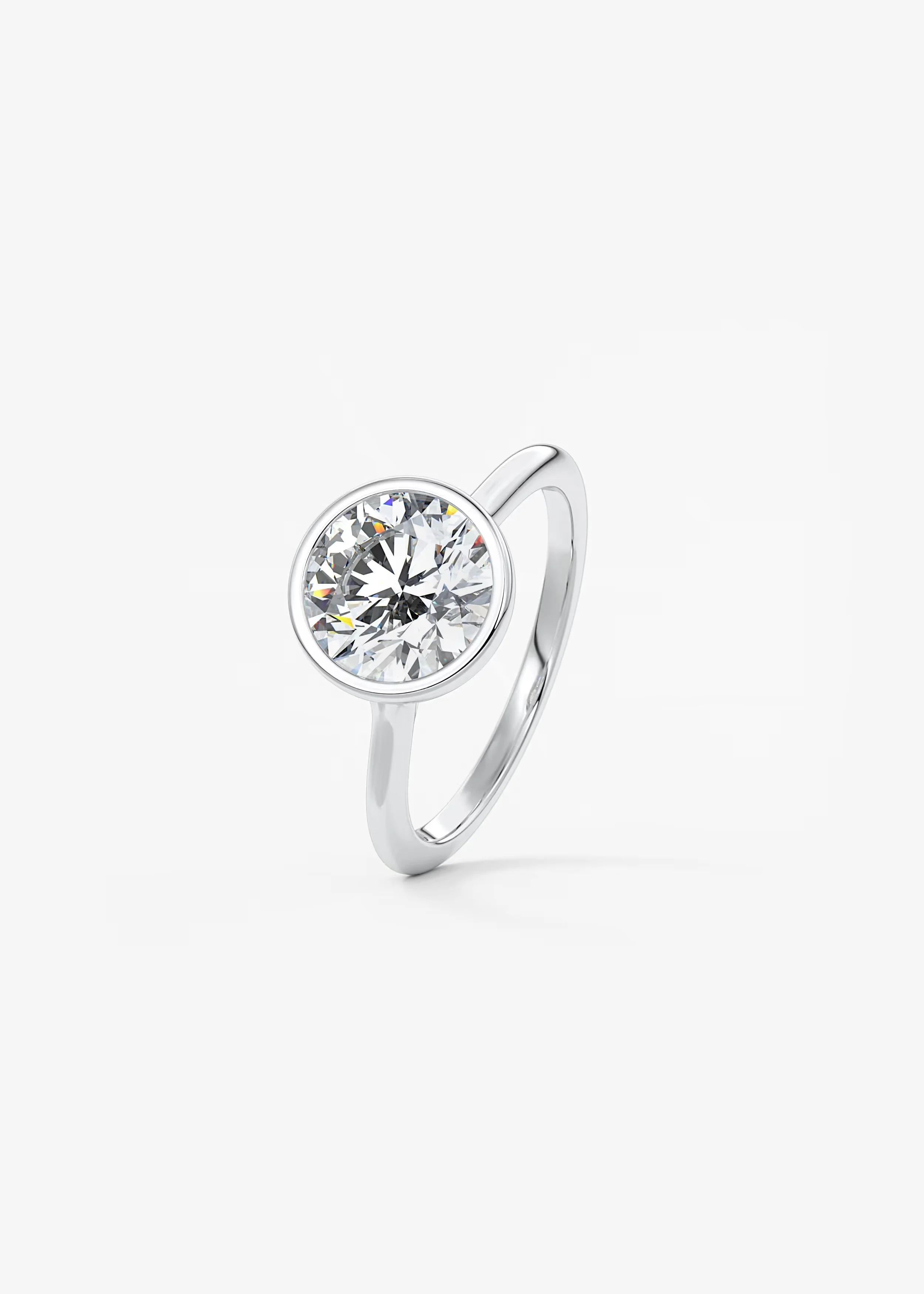 Verlobungsring mit runden Diamanten an einem schlichten Platinband