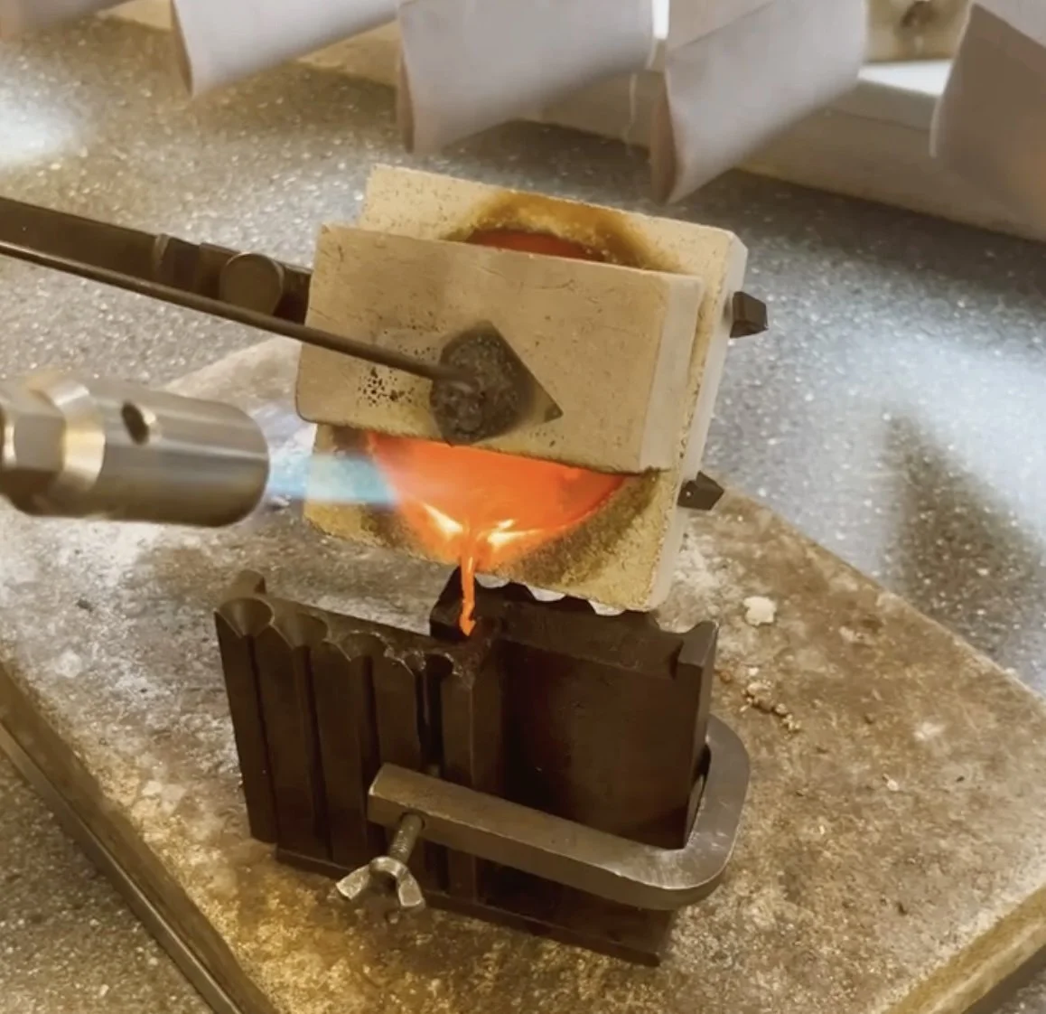 Handwerkliche Fertigung im Atelier Nowak – Metallverarbeitung mit Lötlampe
