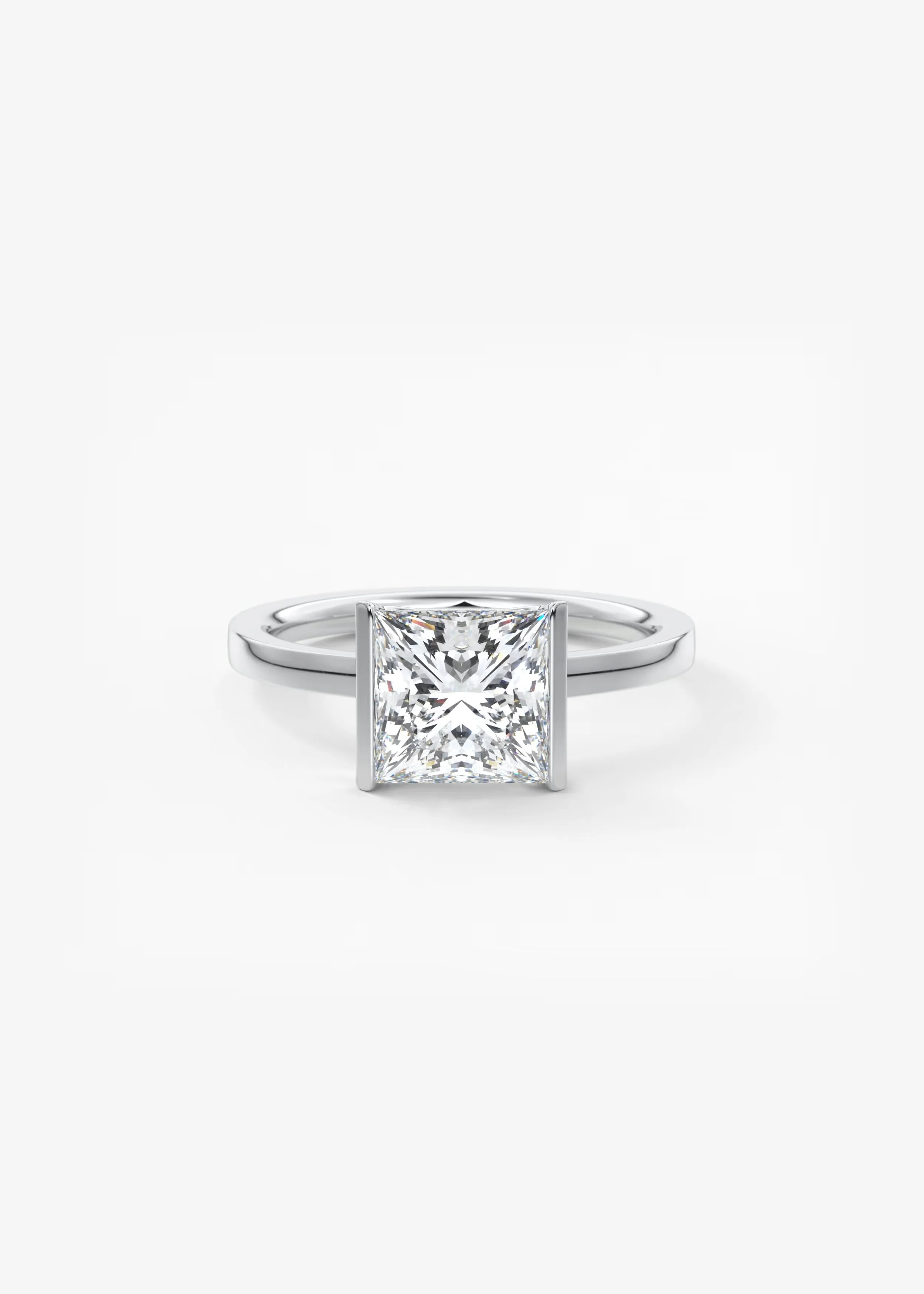 Schmuck mit einem großen, quadratischen Diamanten in einem minimalistischen weißen Hintergrund
