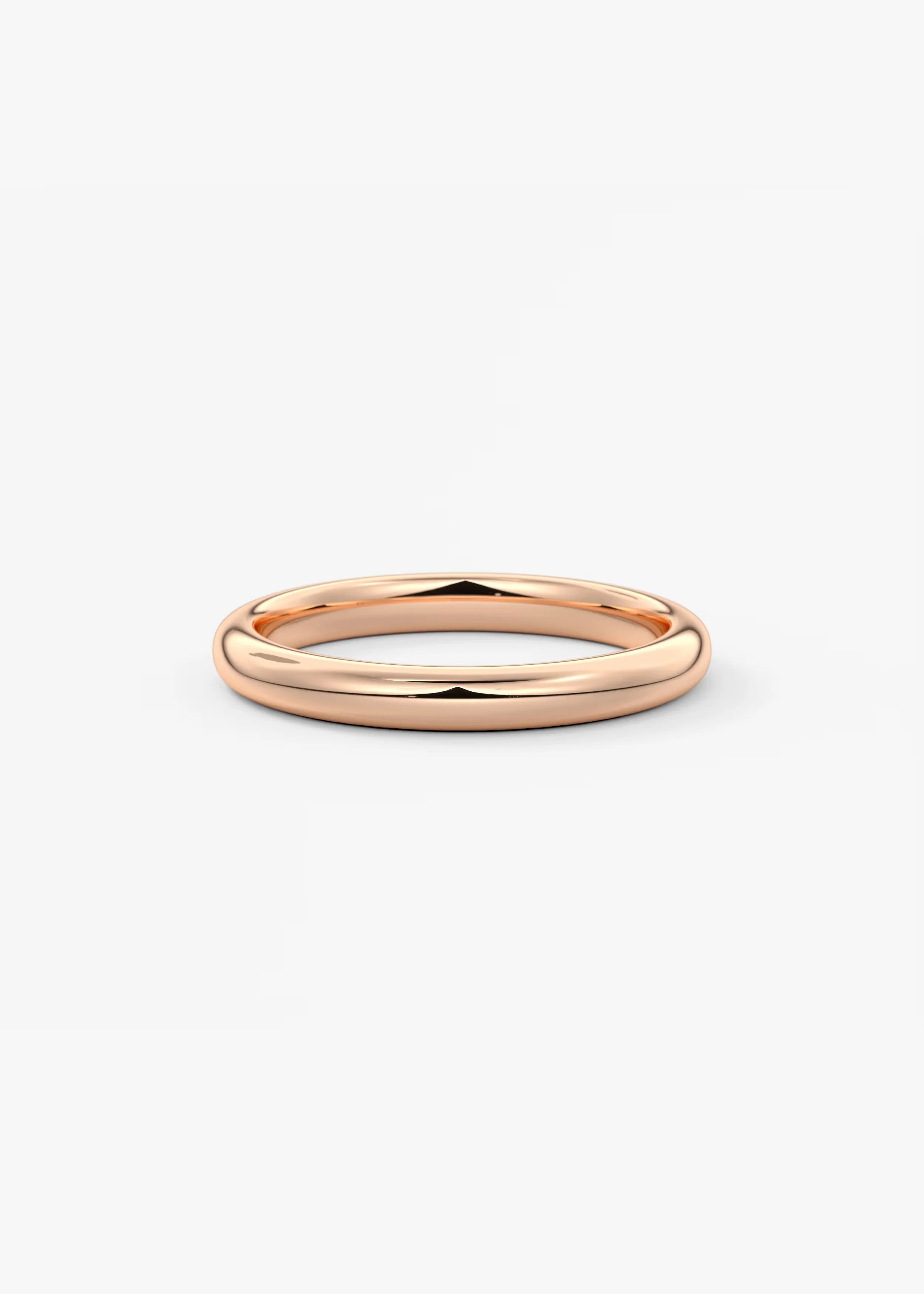 Ein schmaler Goldring mit glatter, glänzender Oberfläche. Der Ring liegt flach auf einem weißen Hintergrund.