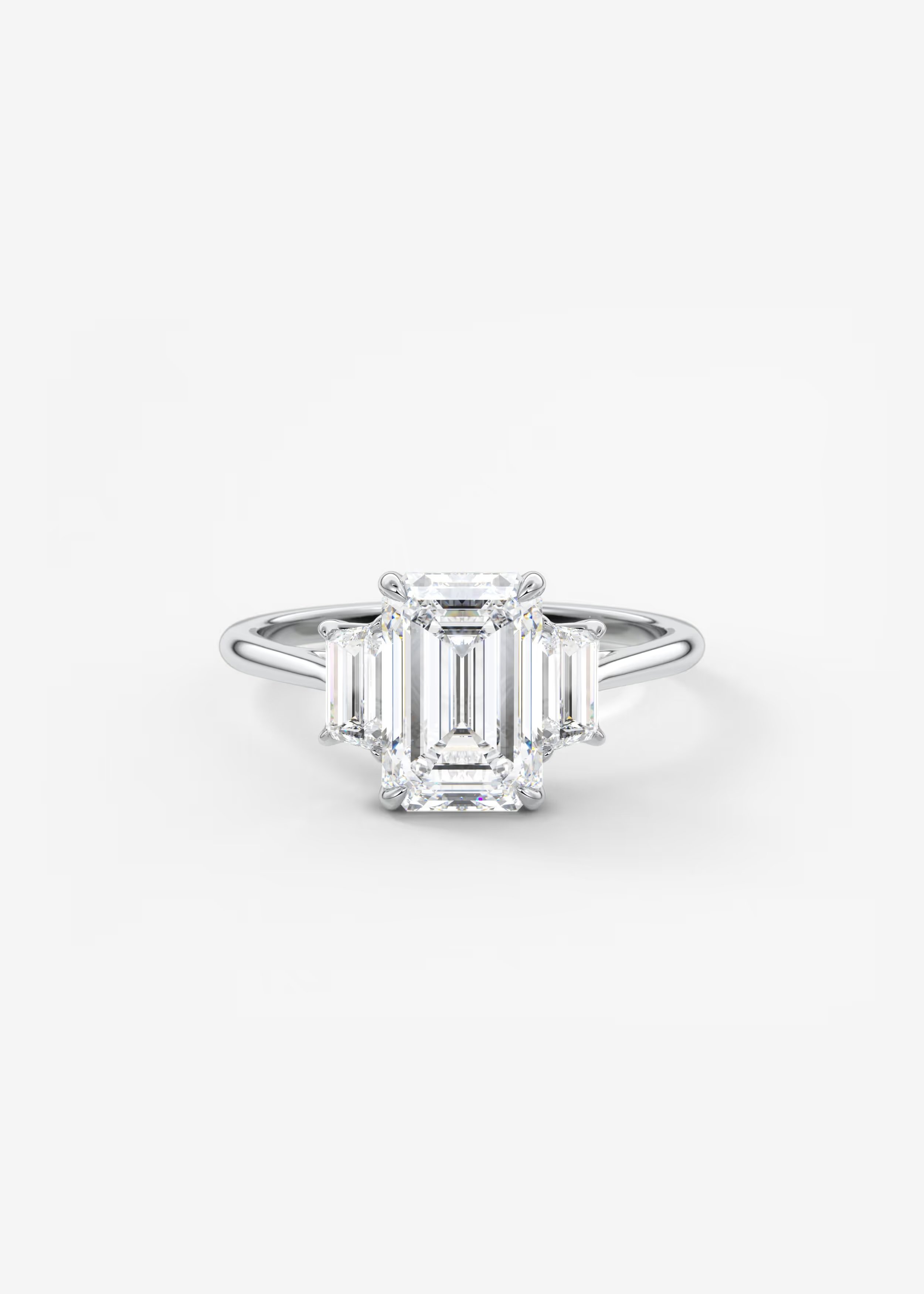 Ein Verlobungsring mit einem großen ovalen Diamanten in einem goldenen Ring.