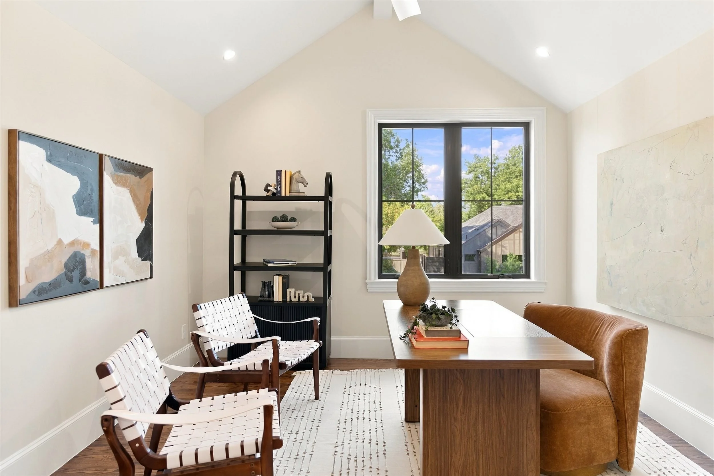 Upstairs sitting room with vaulted ceiling at 3368 Dorado Beach Dr in Dallas, Texas.