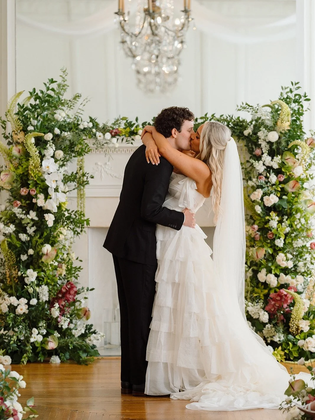 Our mantle provides the perfect backdrop to your &lsquo;I do&rsquo;s&rsquo; 💒

It&rsquo;s a blank canvas that our couples and their florist can make completely their own. We love to see those visions come to life!

Photographer: @toujoursphoto 
Flor