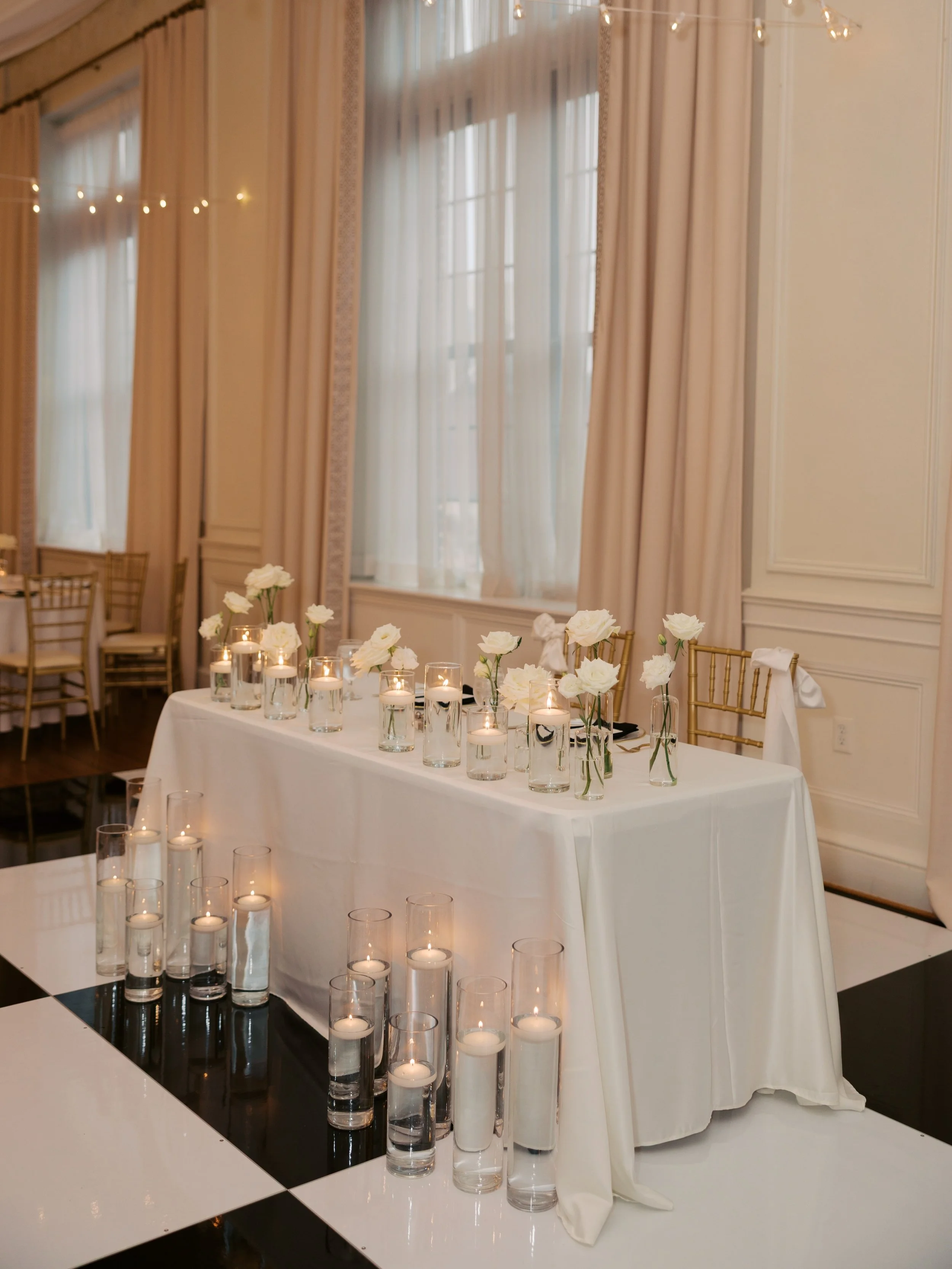 Black + white with gold accents will never go out of style 🖤

Photographer: @taylorclinephoto 
Videographer: @elevationfilmcompany 
Florist: @viivifloralstudio 
Caterer: @gratecateringco 
DJ: @splitsecondsound 
Hair/Makeup: @erinwallerbeauty 
Cake: 