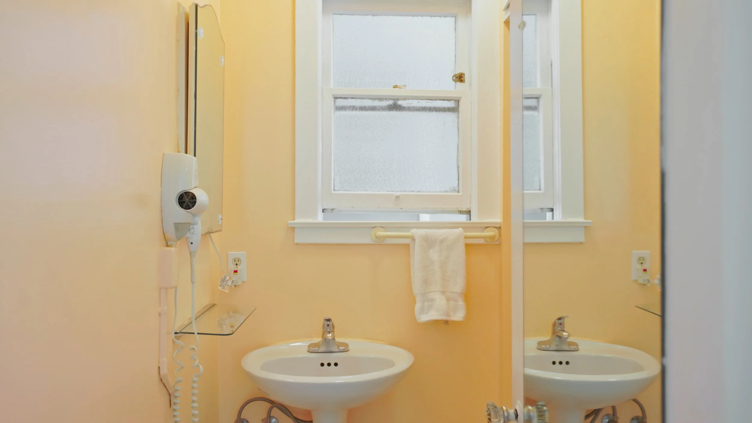 Unit1-26-BathroomSInk.jpg