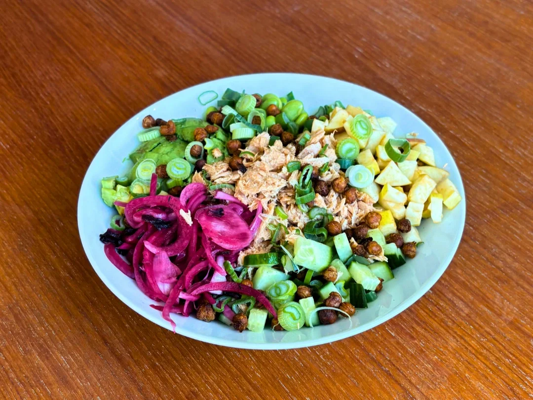 Laksesalat med agurk, edamamebønner, æble, syltede rødløg, avocado, ristede kikærter og bagt laks.