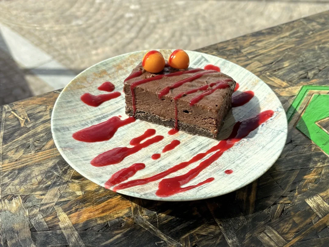 Gateau Marcel med hindbærcoulis.