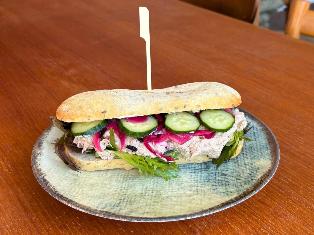 Sandwich med tun, agurk, syltede rødløg og salat.