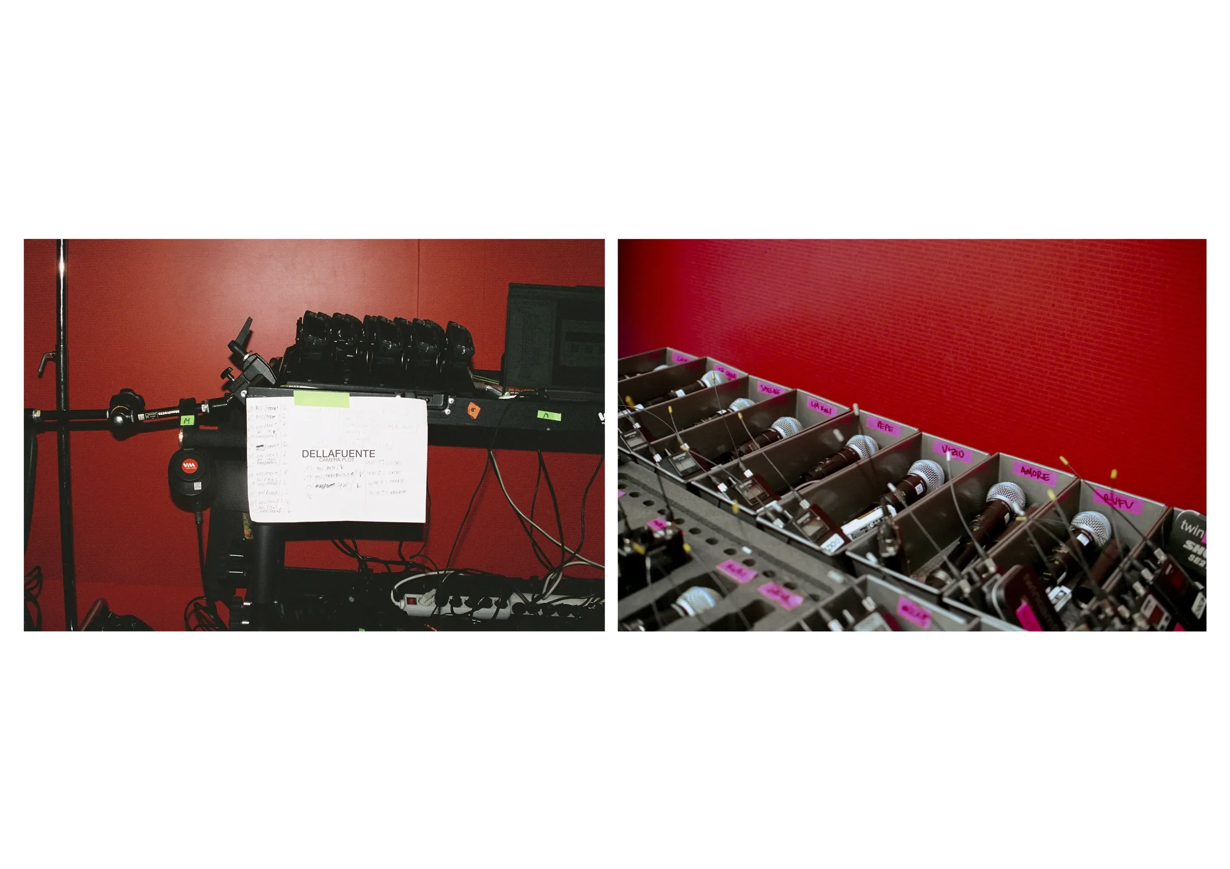 Equipo de audio, micrófonos, y mesa de mezclas con etiquetas en español, en una pared roja.