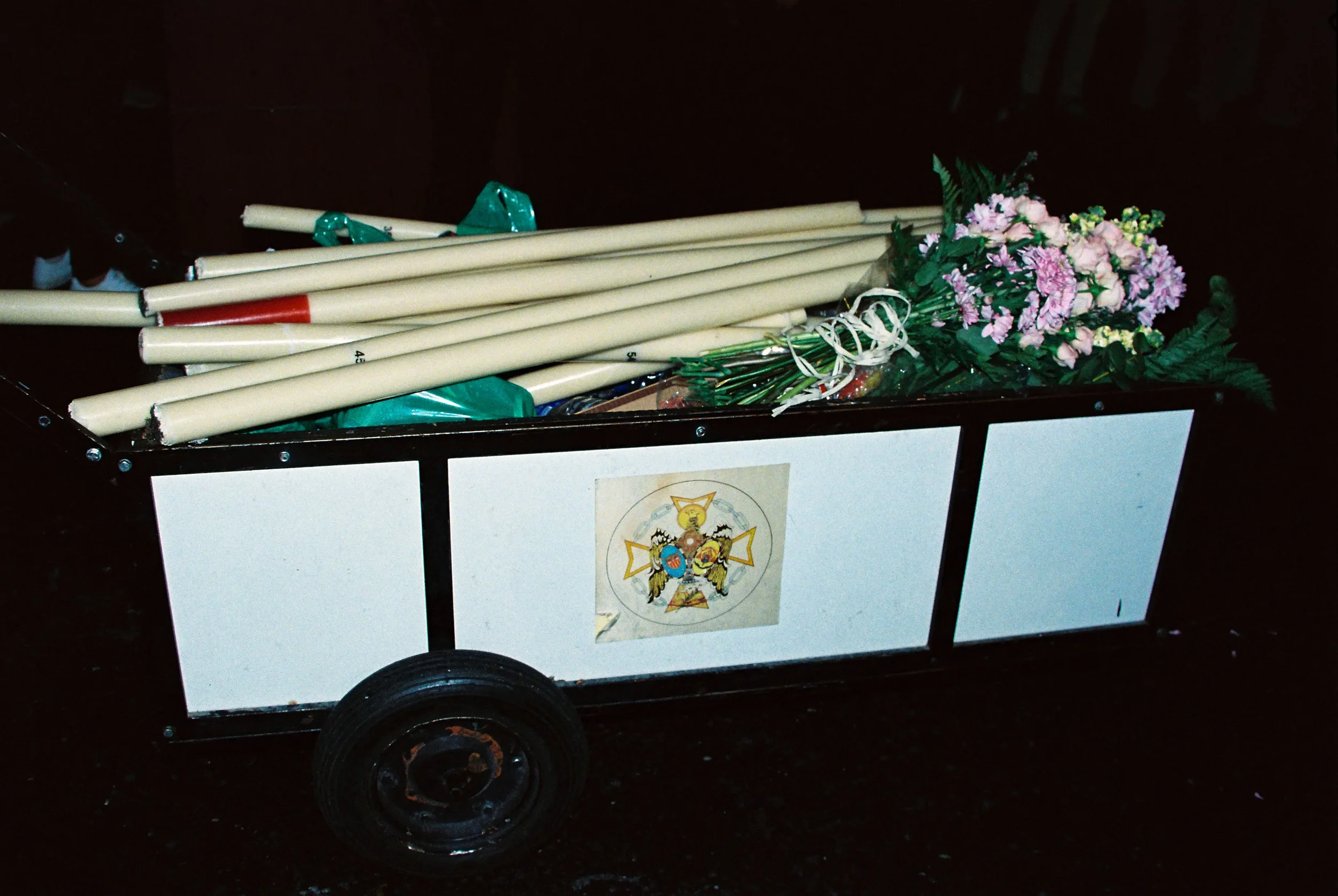 Carreta con papelillos, velas y flores