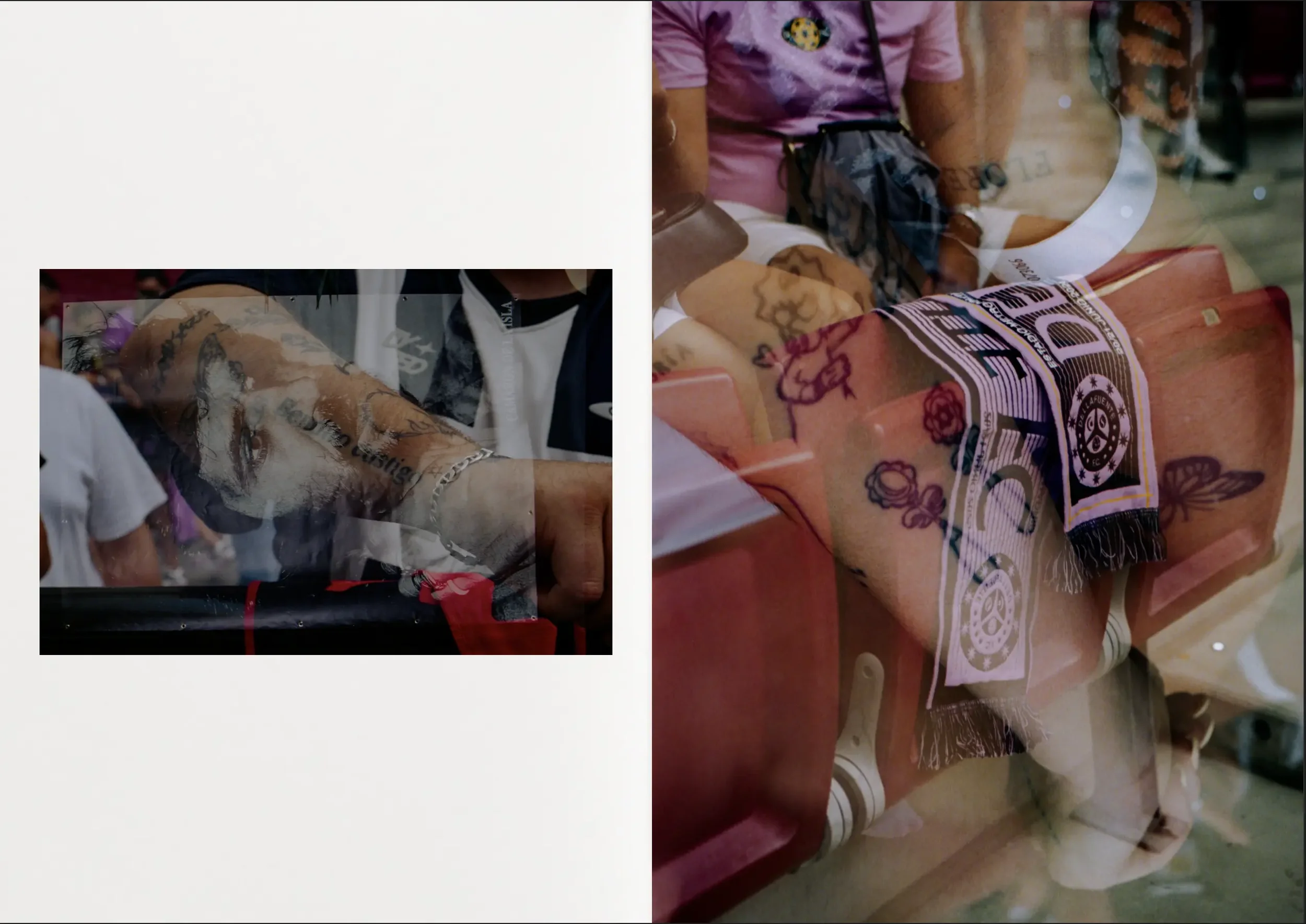 Reflejo de personas en una ventana con tatuajes visibles en los brazos, una lleva una camiseta rosa y otra una camiseta blanca con logos.