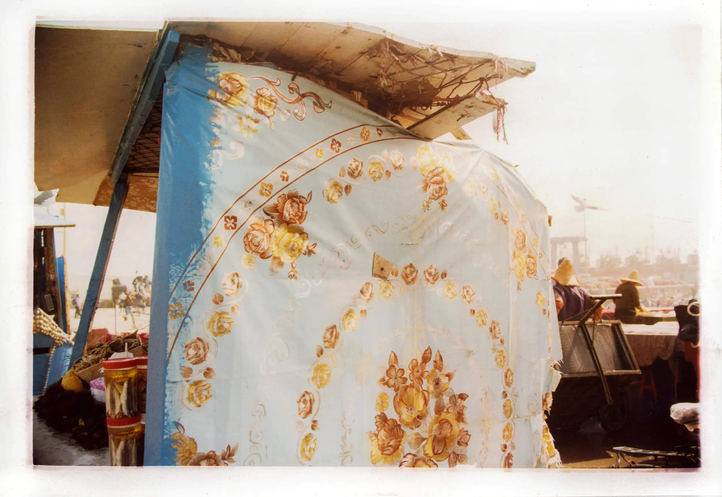 Estilo de cortina azul con decoraciones de rosas en tonos beige y amarillo en una feria.
