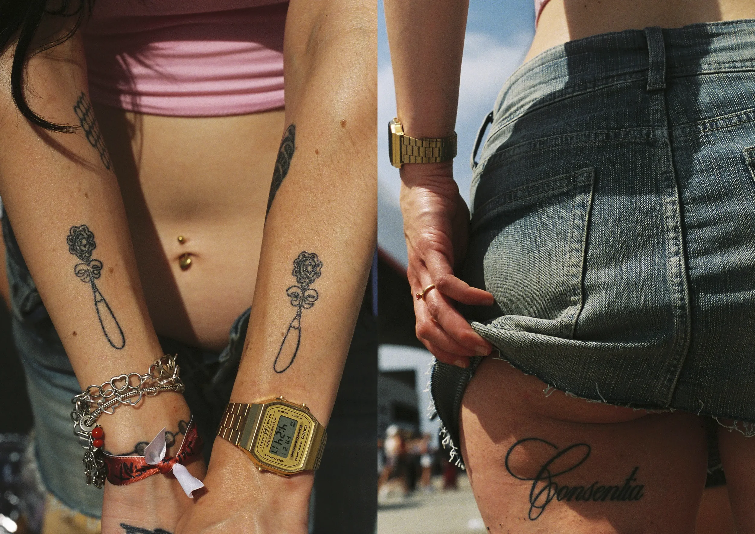 Una mujer con tatuajes en el brazo y la cadera, usando un reloj dorado y varias pulseras en la muñeca izquierda, sostenida de la mano con otra persona que lleva un short de mezclilla. La otra persona también tiene un tatuaje en la cadera que dice 'Co