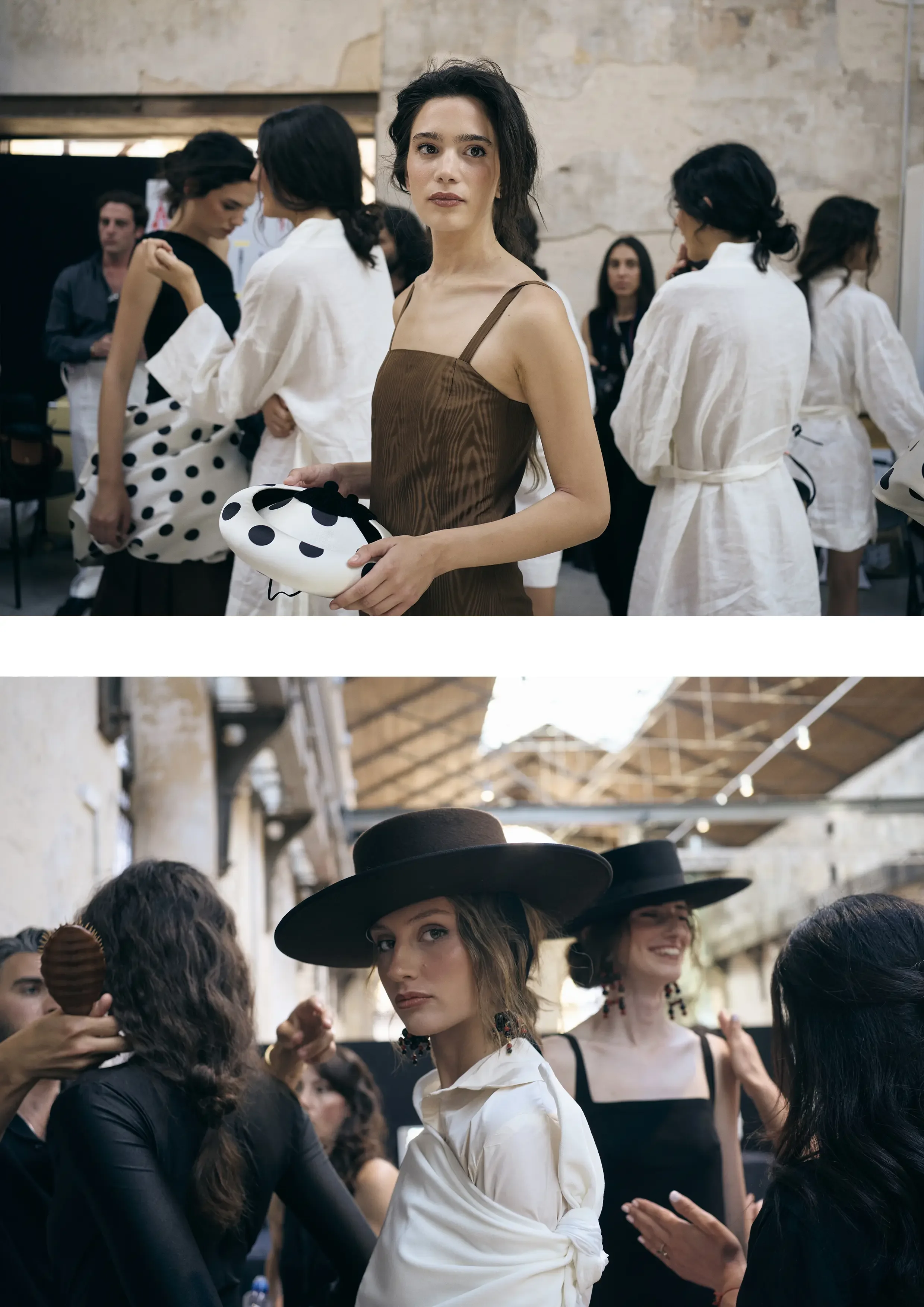Varias mujeres en una reunión social, algunas con sombreros grandes y ropa elegante, en un lugar con estructura de madera y paredes de ladrillo, interactuando entre ellas.