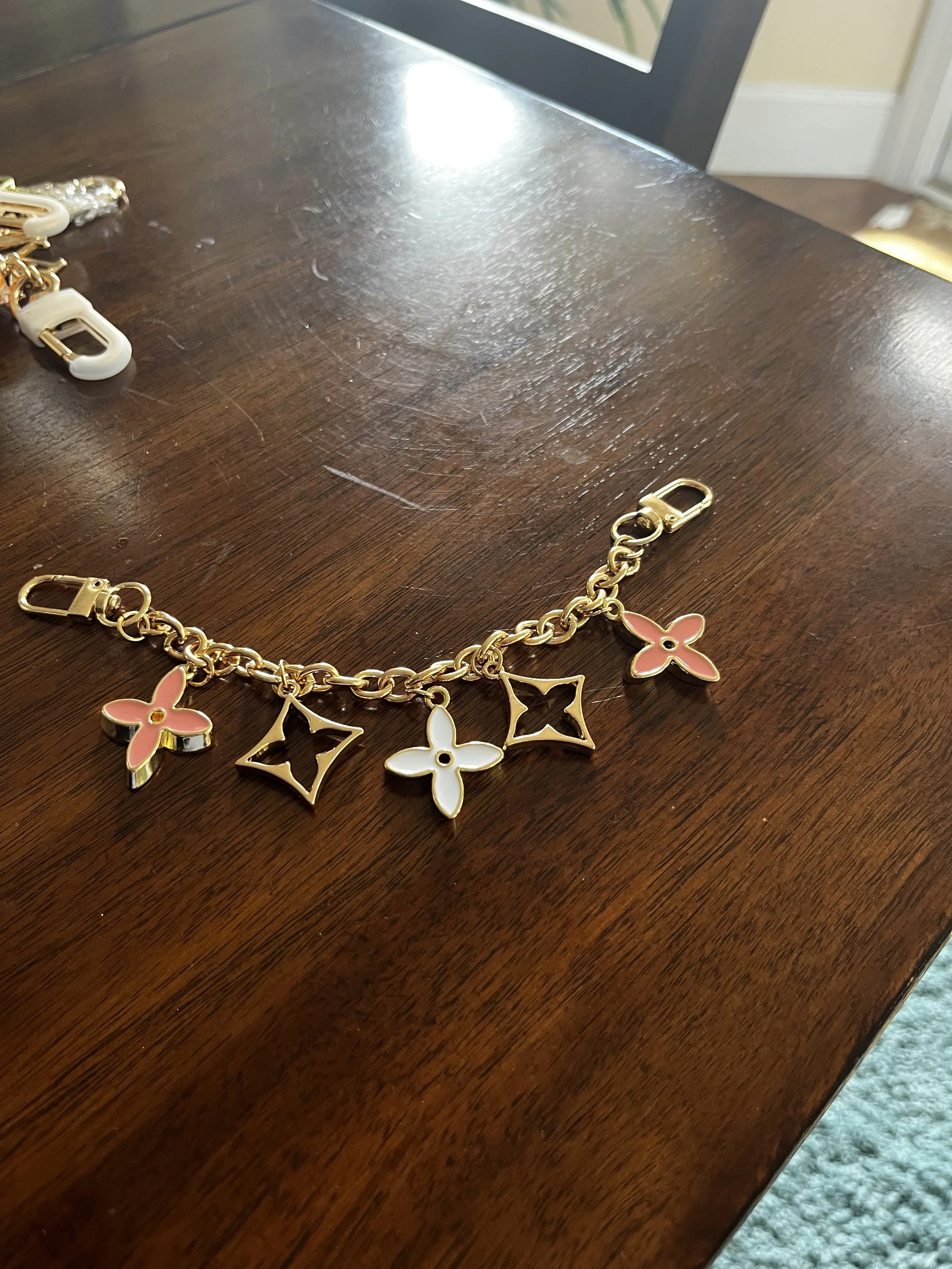 GOLD PURSE CHAIN PINK AND WHITE FLOWERS
