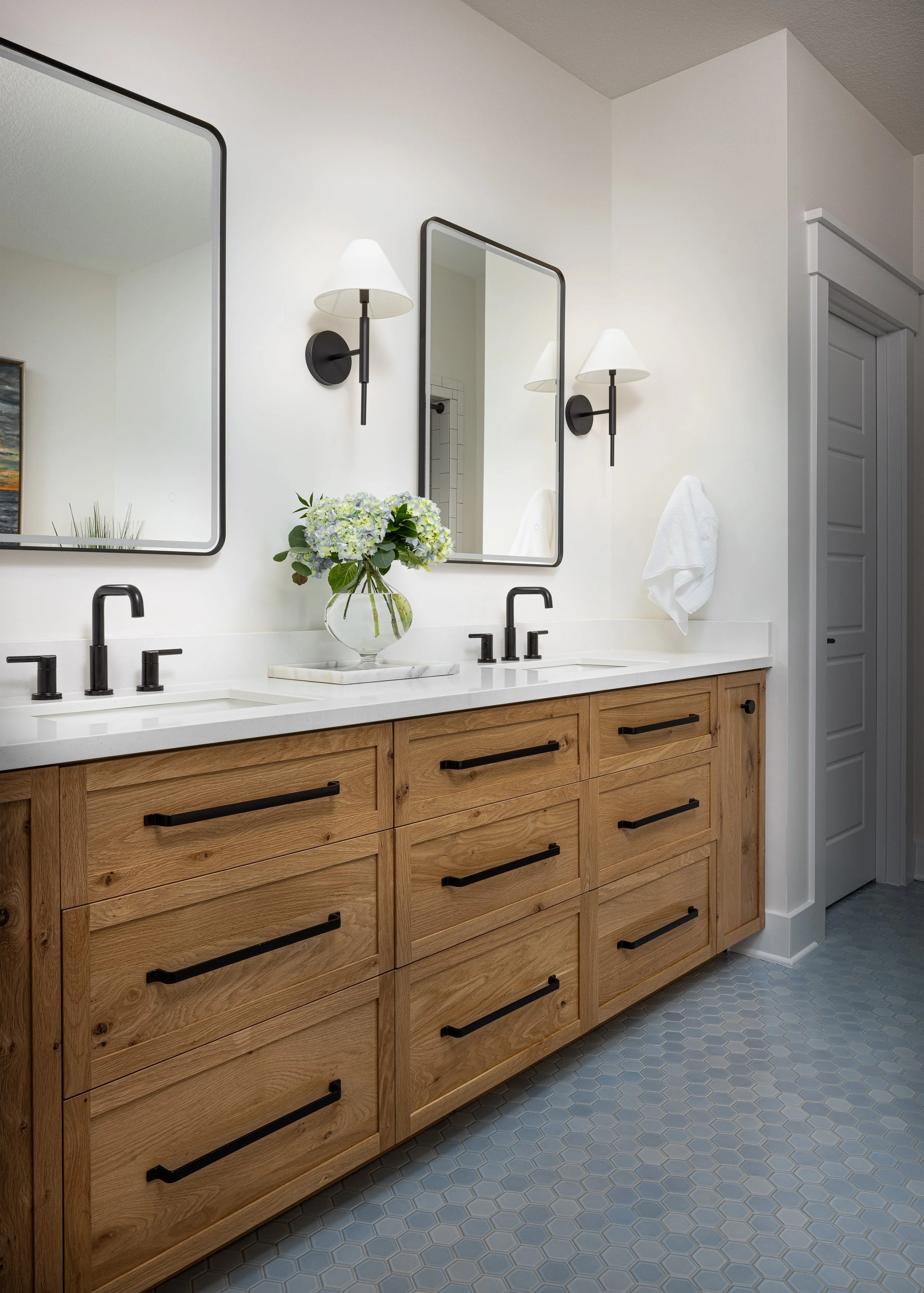 Custom Built Coastal - Helen Austen Interior Design Craig Keene Photo0002.jpg