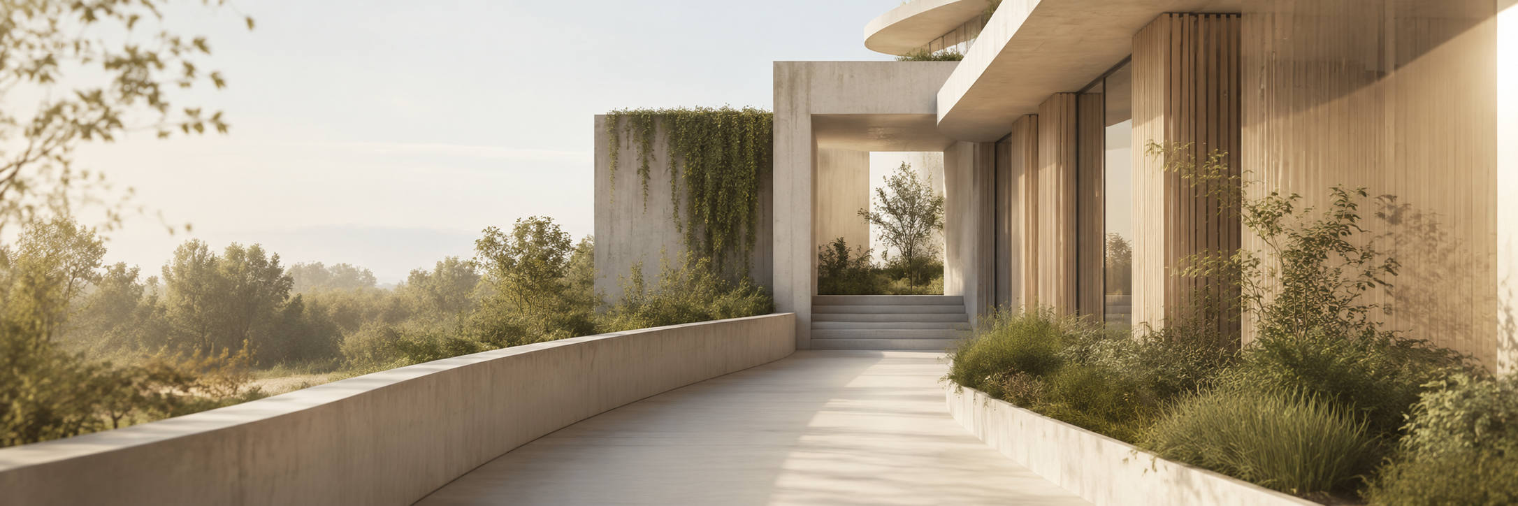 Vue d'une terrasse moderne avec un bâtiment en béton et bois, entouré de végétation verdoyante, sous un ciel clair et ensoleillé.