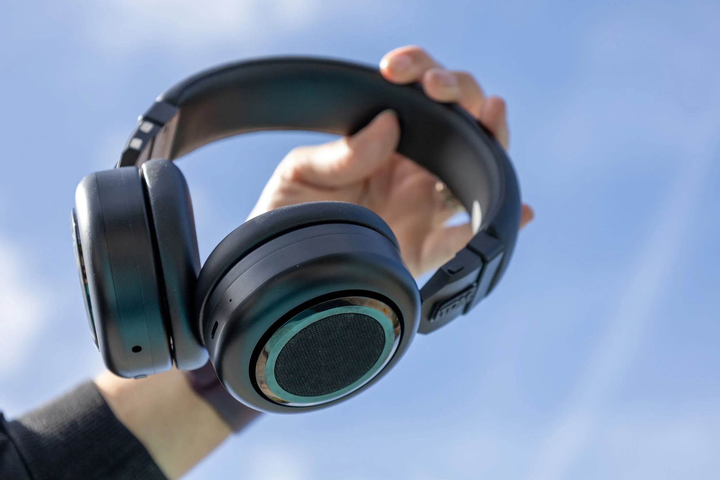 TDM. Neo Headphones Transform Into a Bluetooth Speaker With a Simple Twist