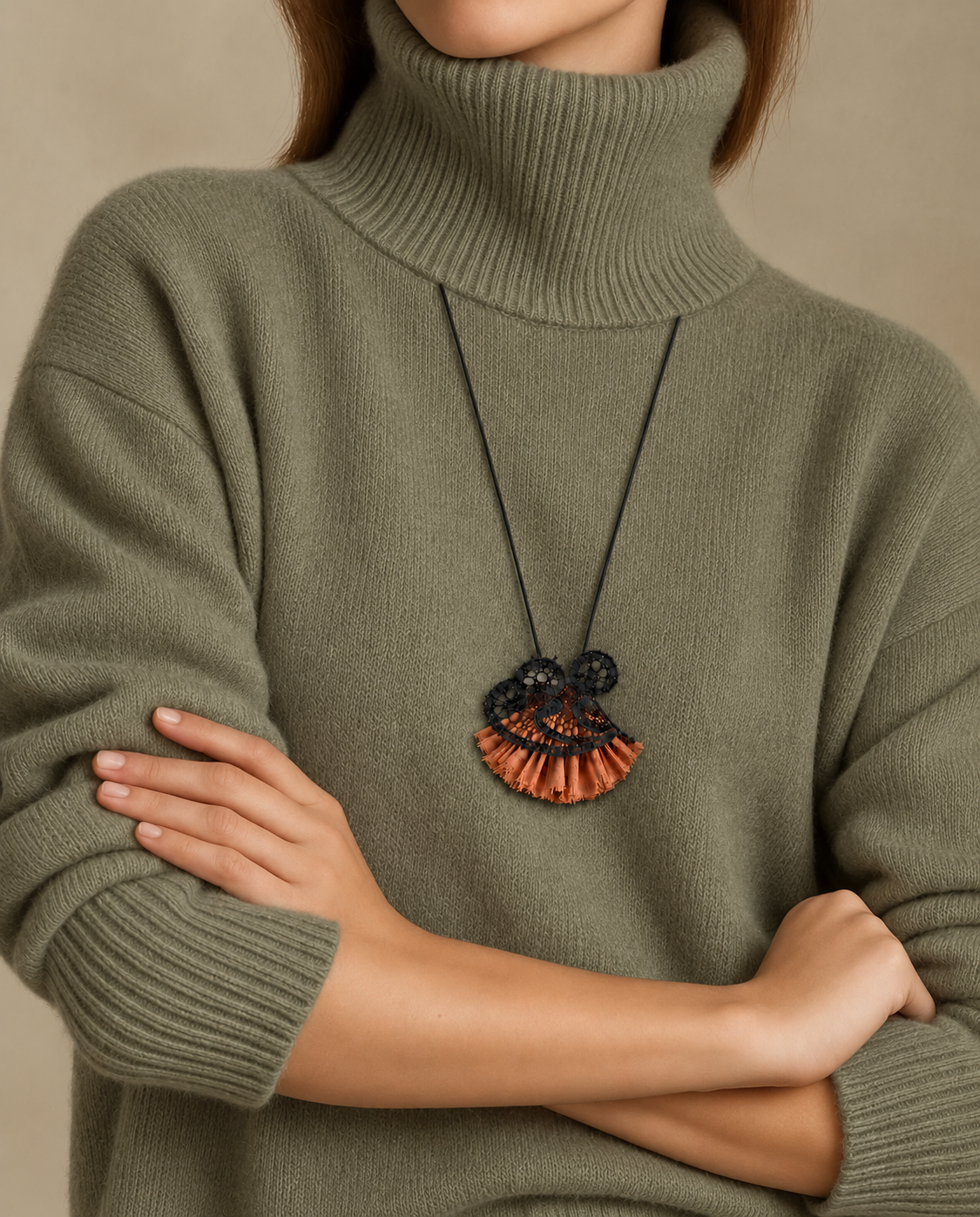 Pull col roulé kaki et pendentif délicat.png