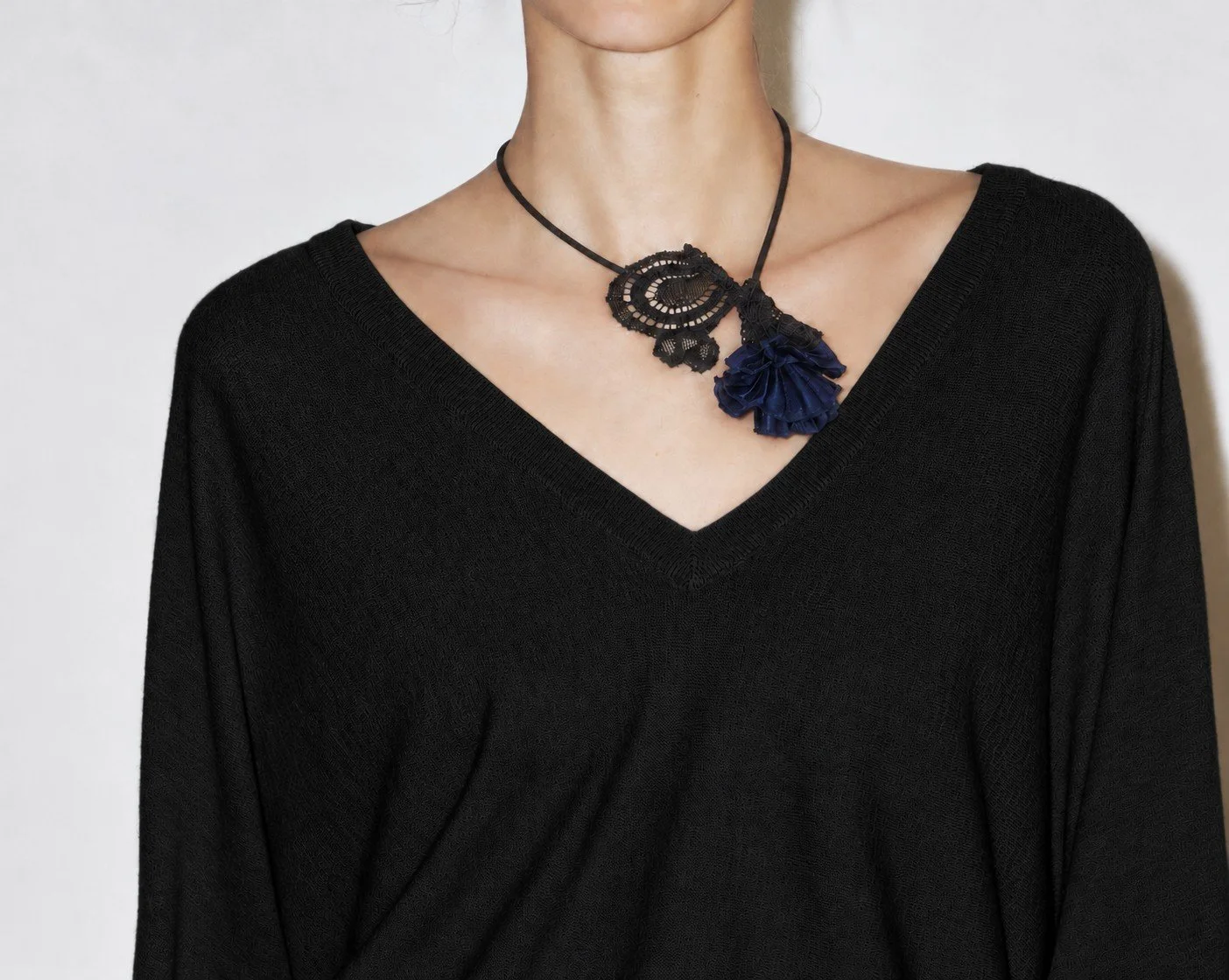 Pull noir et collier bleu marine.jpg