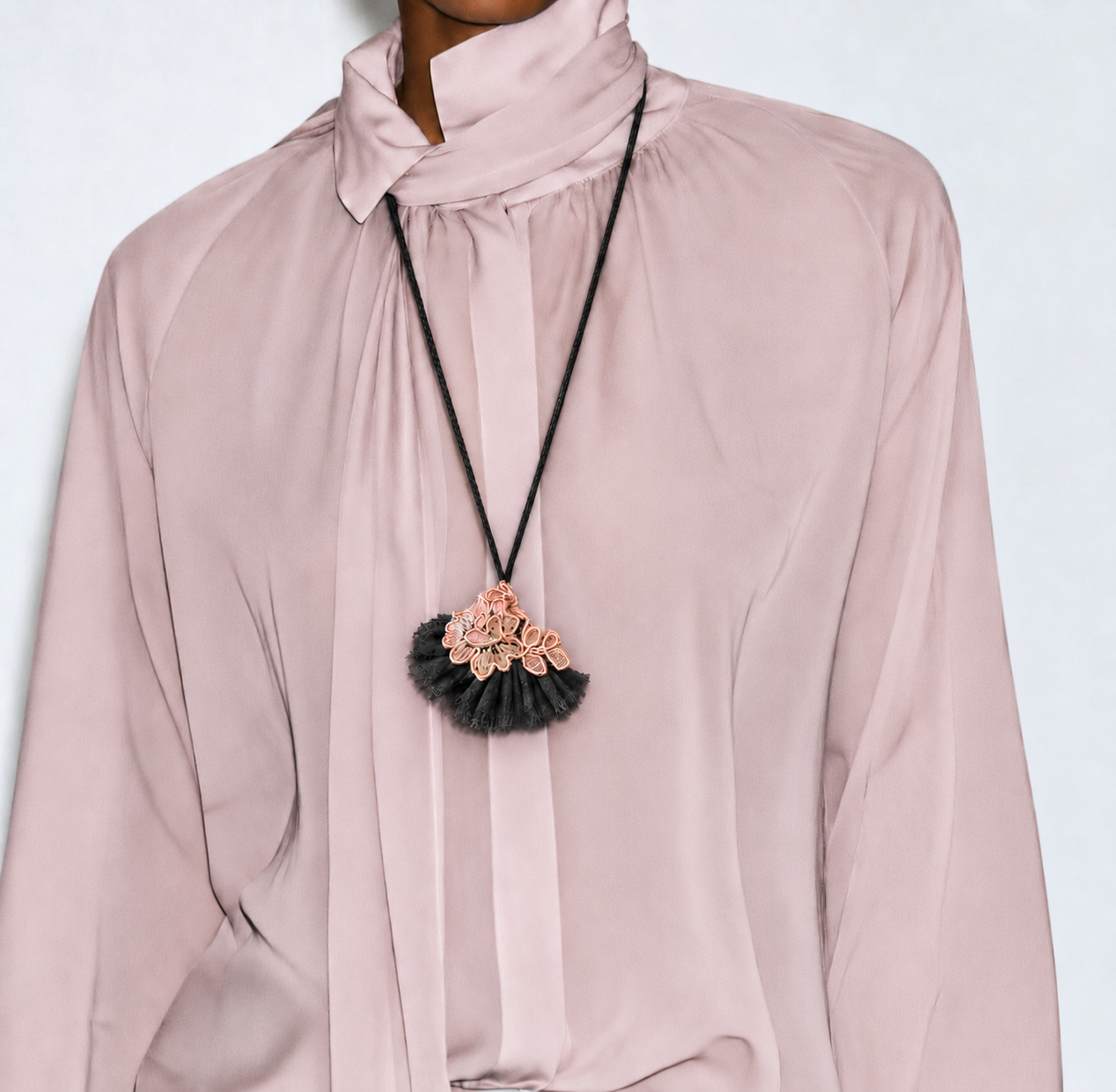 Blouse rose délicatement éclaircie, collier intact.png