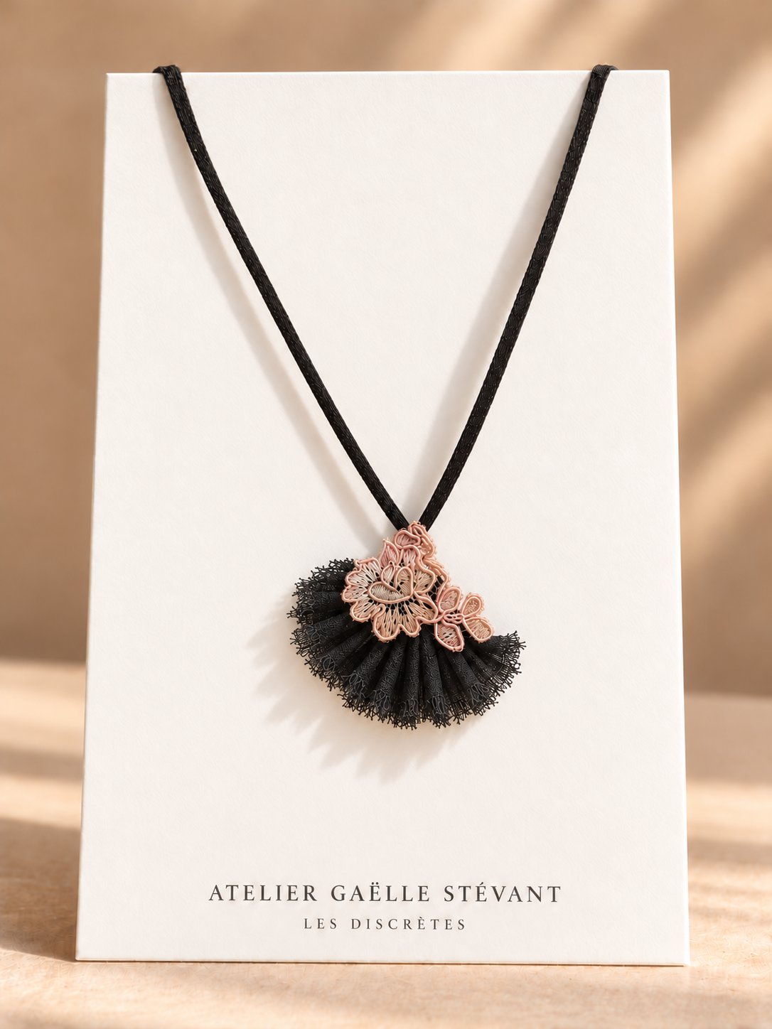 Pendentif floral en dentelle pêche.png