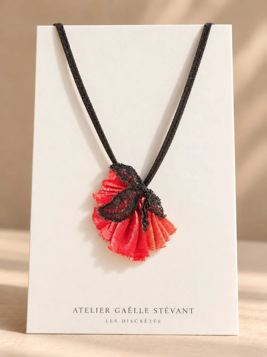 collier broche fuschia